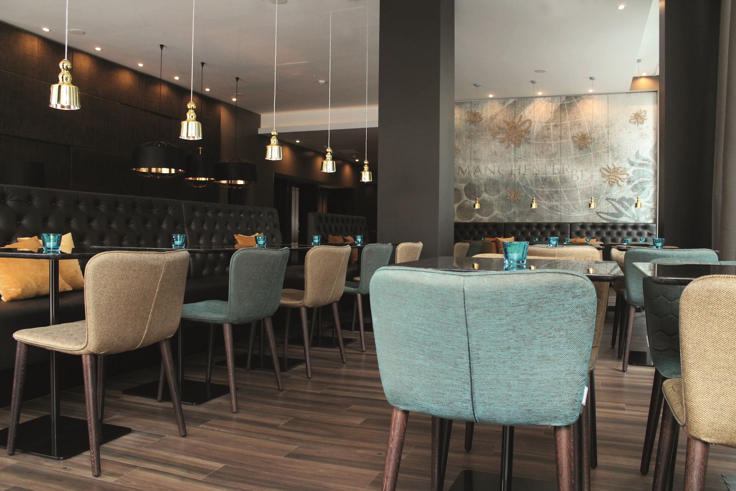 Hotel Manchester Piccadilly Motel One Tische und Stühle zum Frühstücken