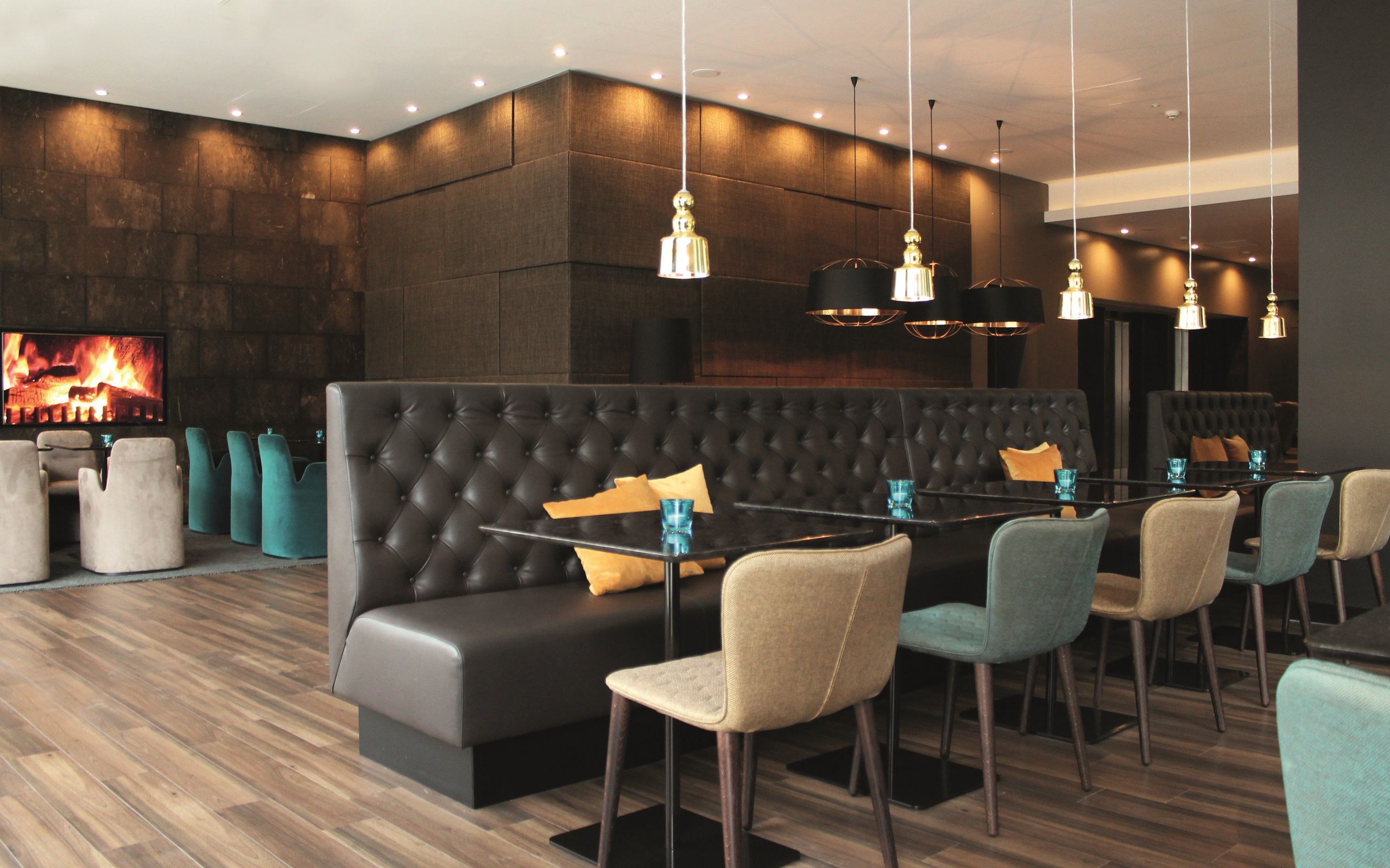 Hotel Manchester Piccadilly Motel One Lounge und Essbereich mit Tischen und Stühlen sowie Sesseln