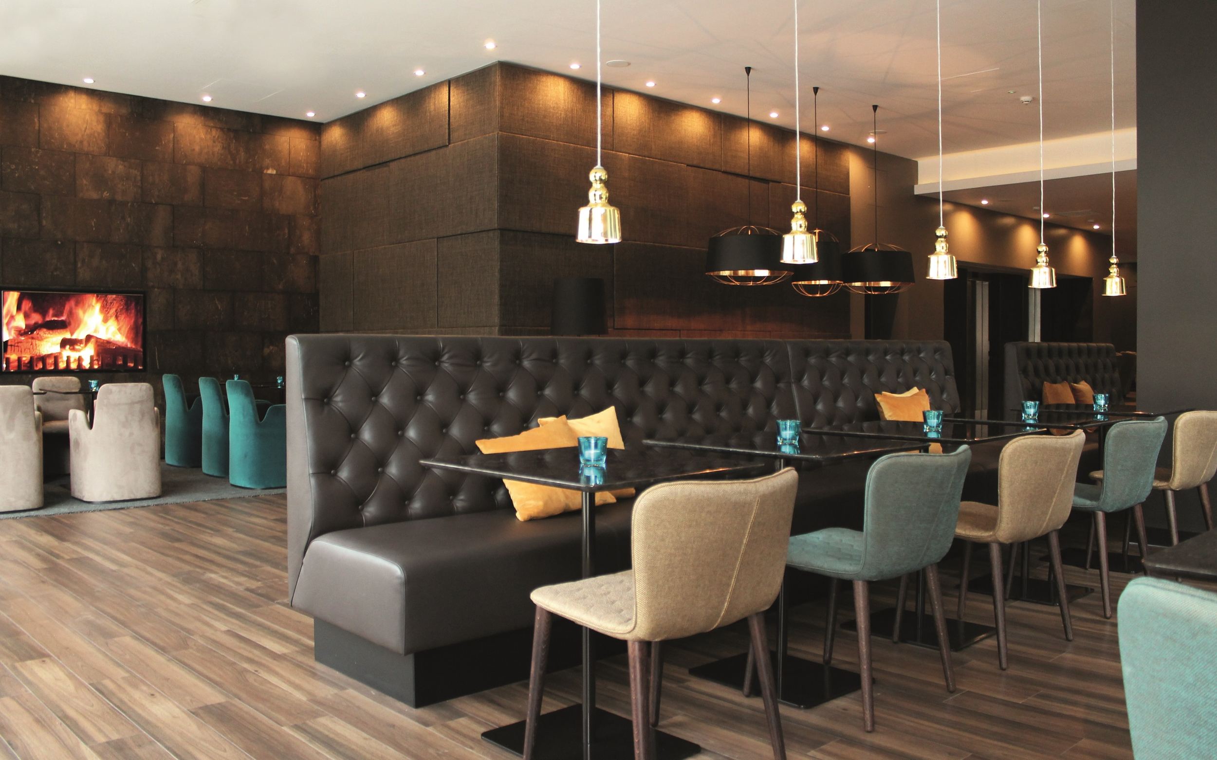 Hotel Manchester Piccadilly Motel One Lounge und Essbereich mit Tischen und Stühlen sowie Sesseln