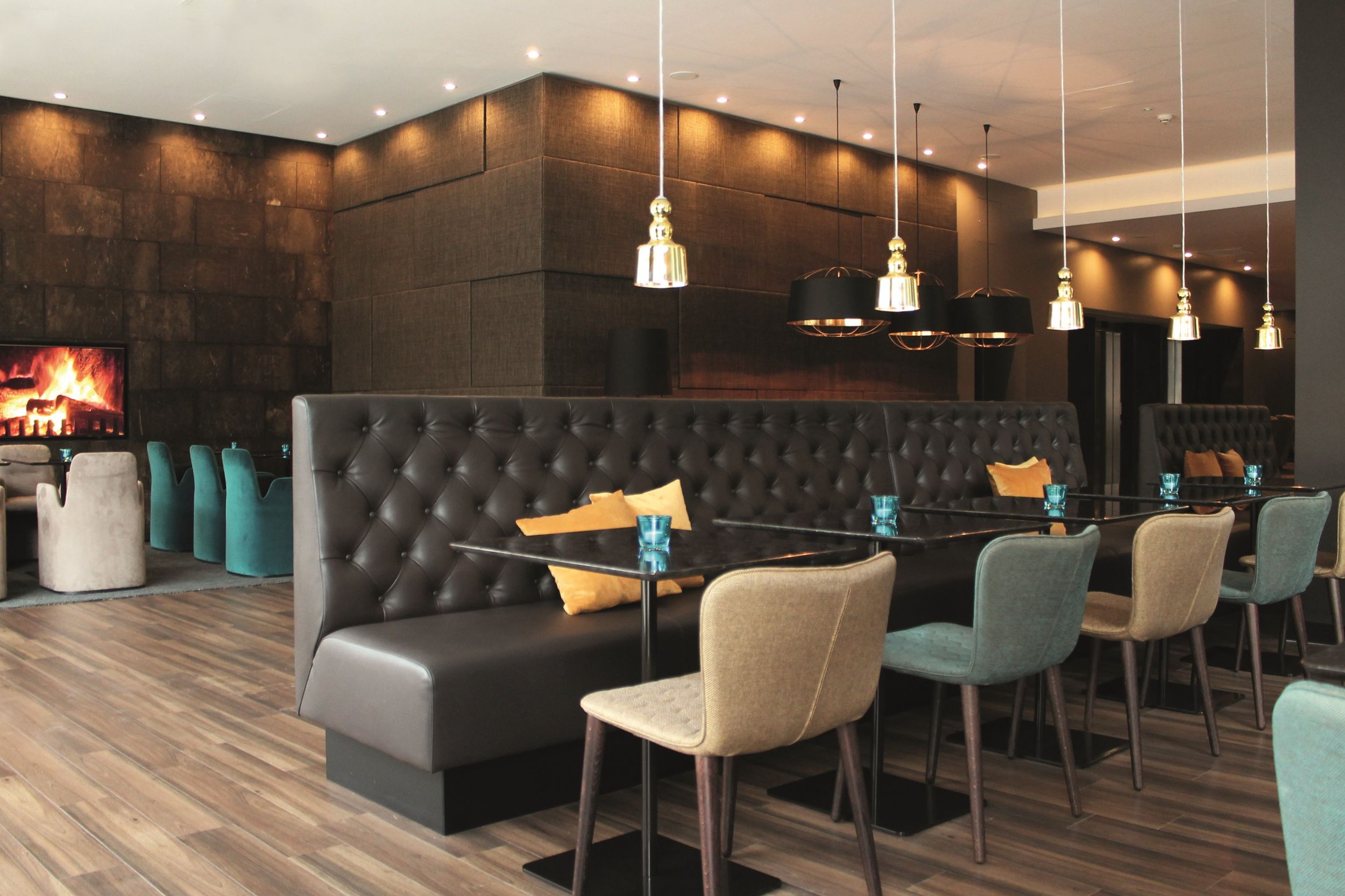 hotel Manchester Piccadilly Motel One lounge and dining area with tables, chairs and armchairs
