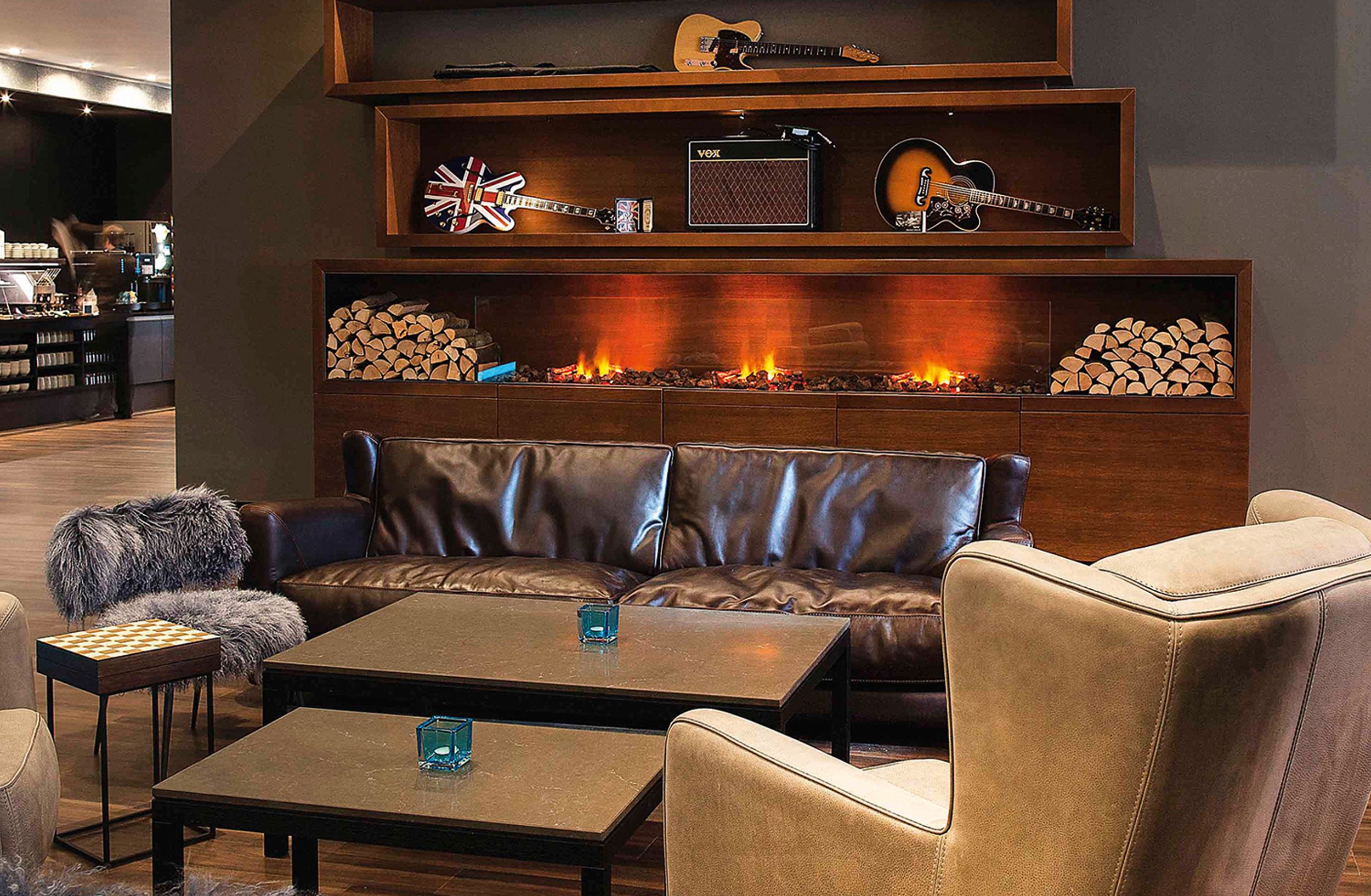 Hotel Manchester Piccadilly Motel One Lounge mit Couch und zwei Sesseln vor Kamin