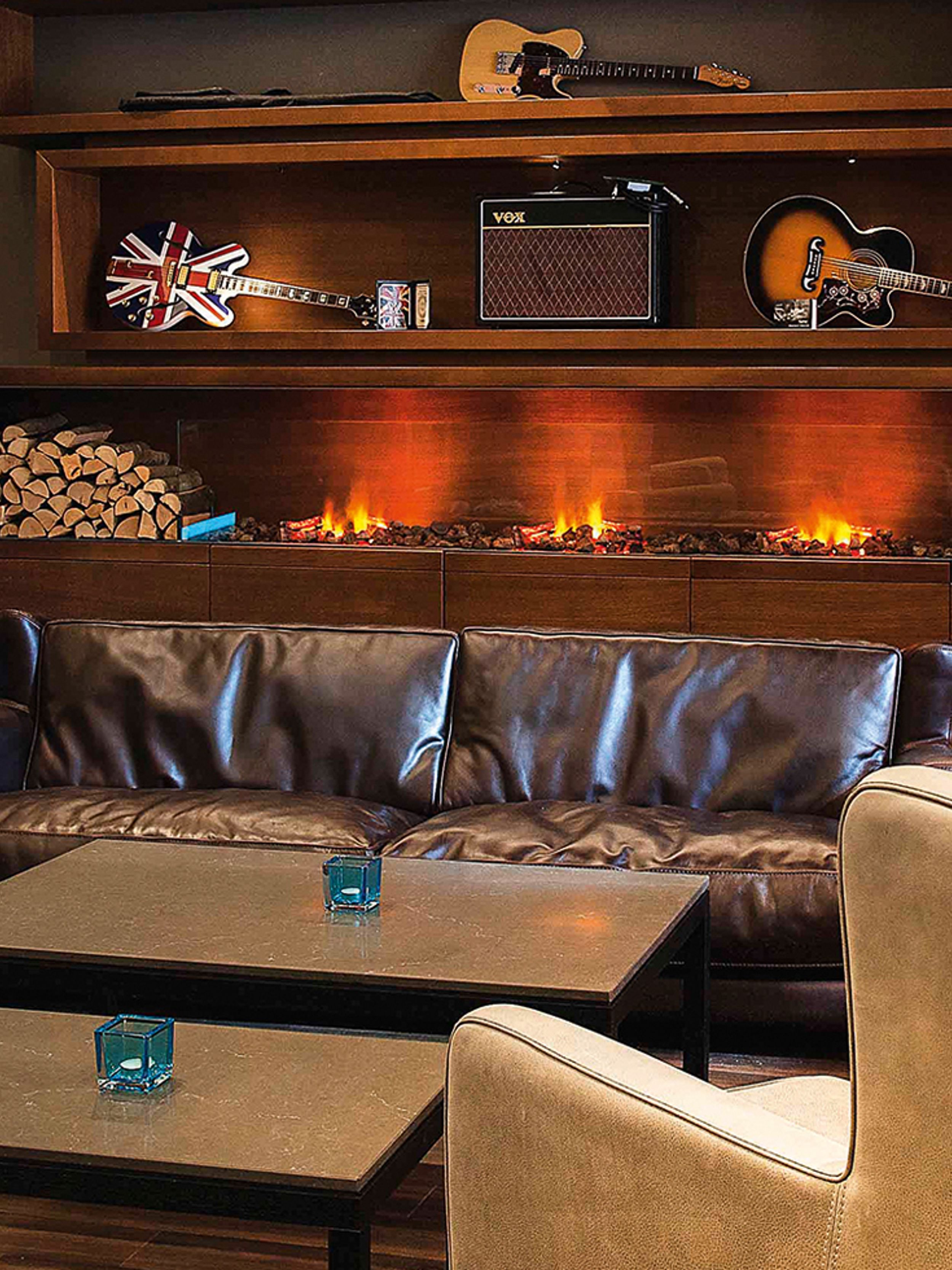 hotel Manchester Piccadilly Motel One lounge with couch and two armchairs in front of the fireplace