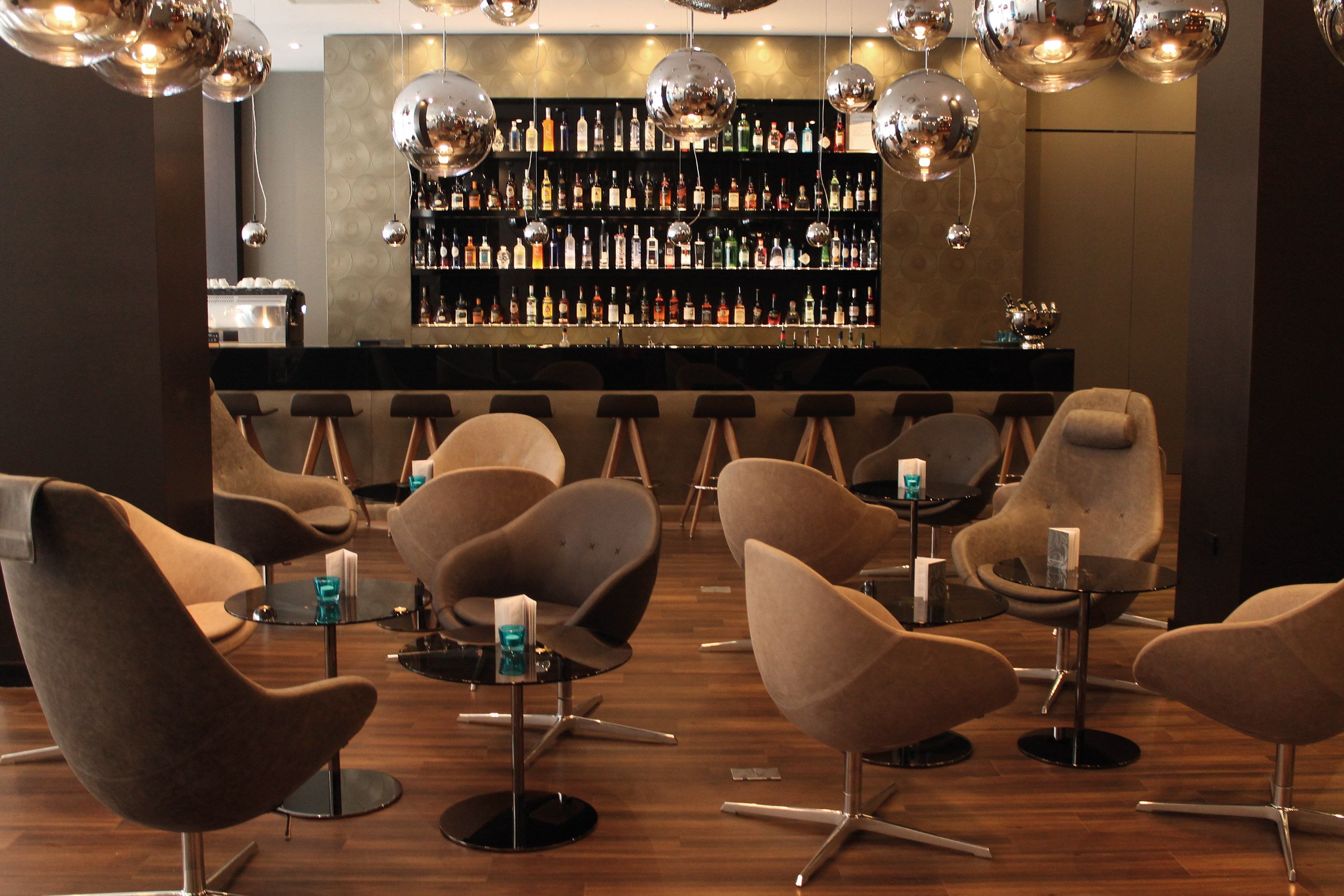 Hotel Manchester Piccadilly Motel One Bar mit mehreren Sesseln im Vordergrund