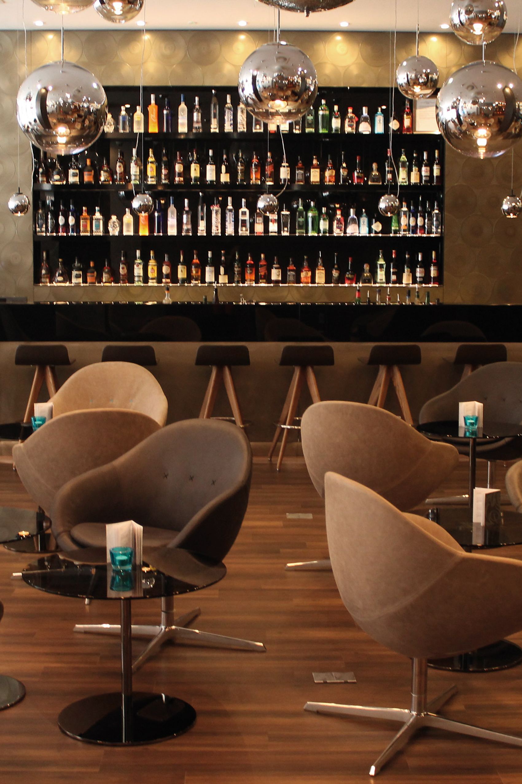 Hotel Manchester Piccadilly Motel One Bar mit mehreren Sesseln im Vordergrund