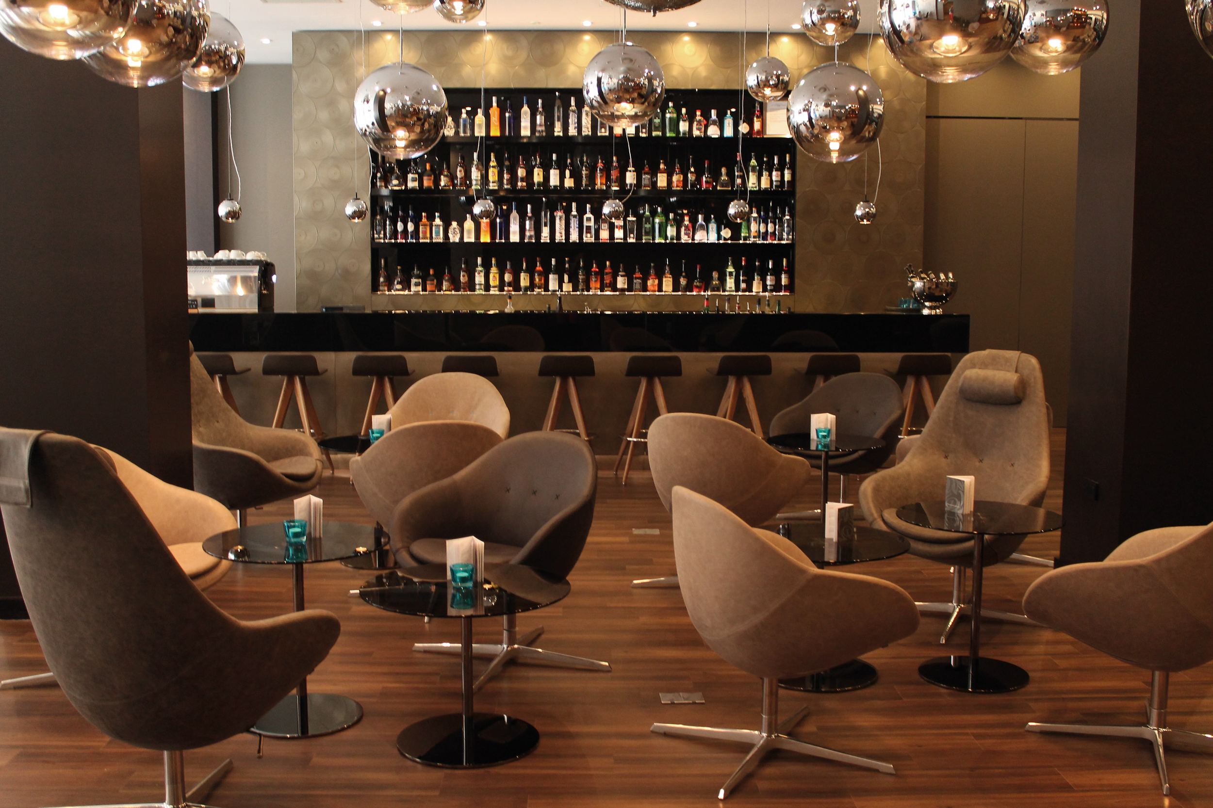 Hotel Manchester Piccadilly Motel One Bar mit mehreren Sesseln im Vordergrund