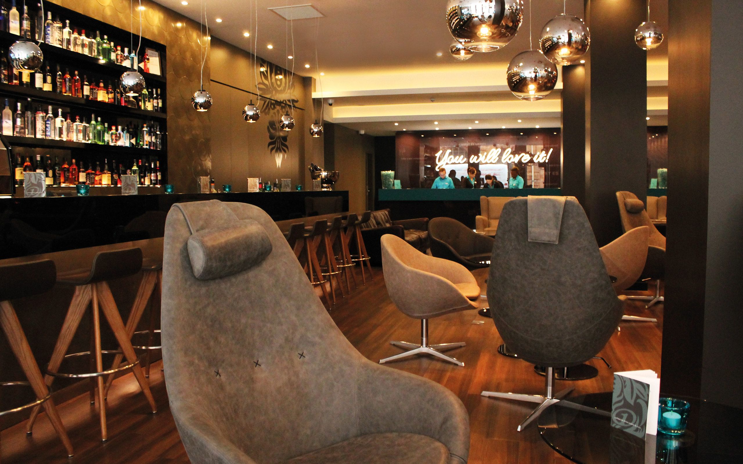 Hotel Manchester Piccadilly Motel One Bar und Sessel sowie Rezeption im Hintergrund