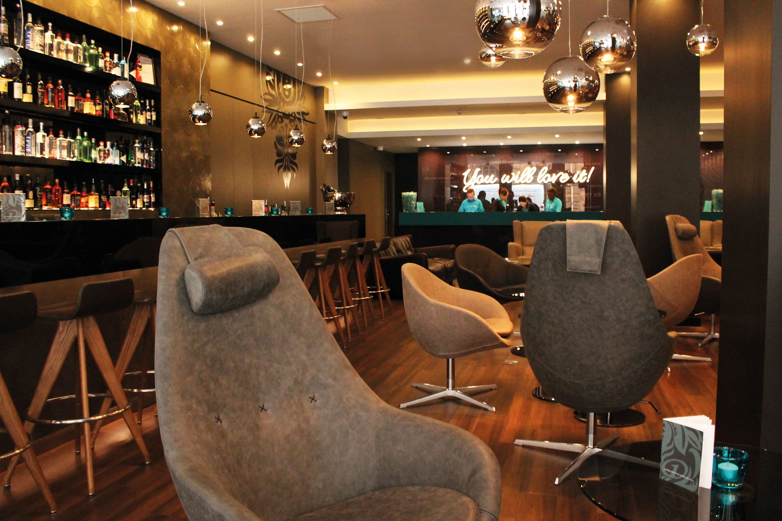 hotel Manchester Piccadilly Motel One bar and armchairs and reception in the background