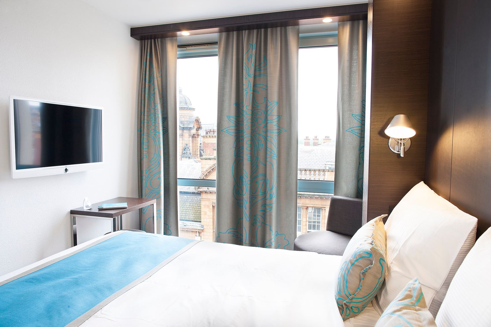 Hotel Manchester Piccadilly Motel One seitlicher Blick in helles Zimmer mit Aussicht
