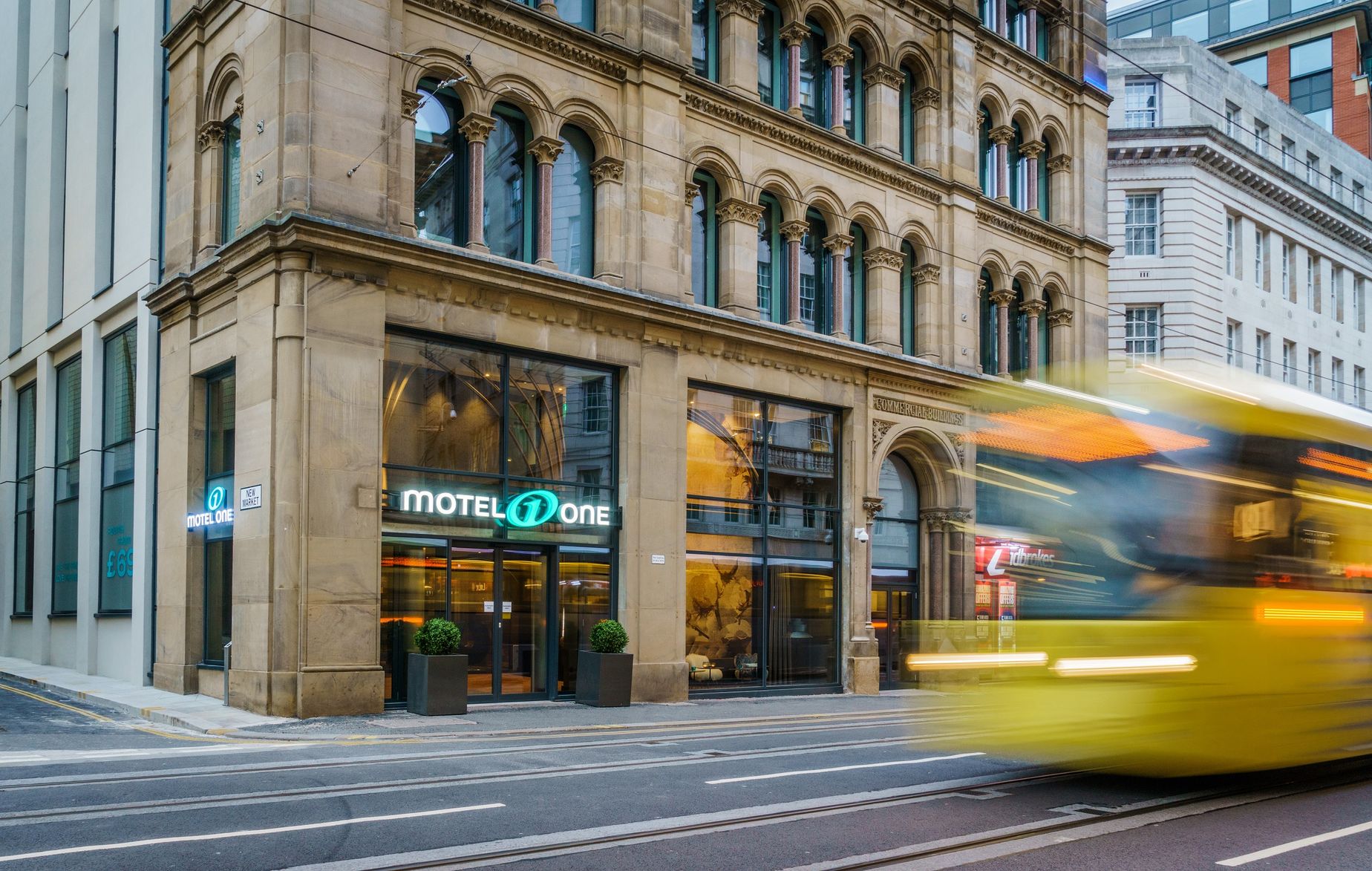 Designhotel Manchester Royal Exchange Motel One Eingang von außen mit Logo