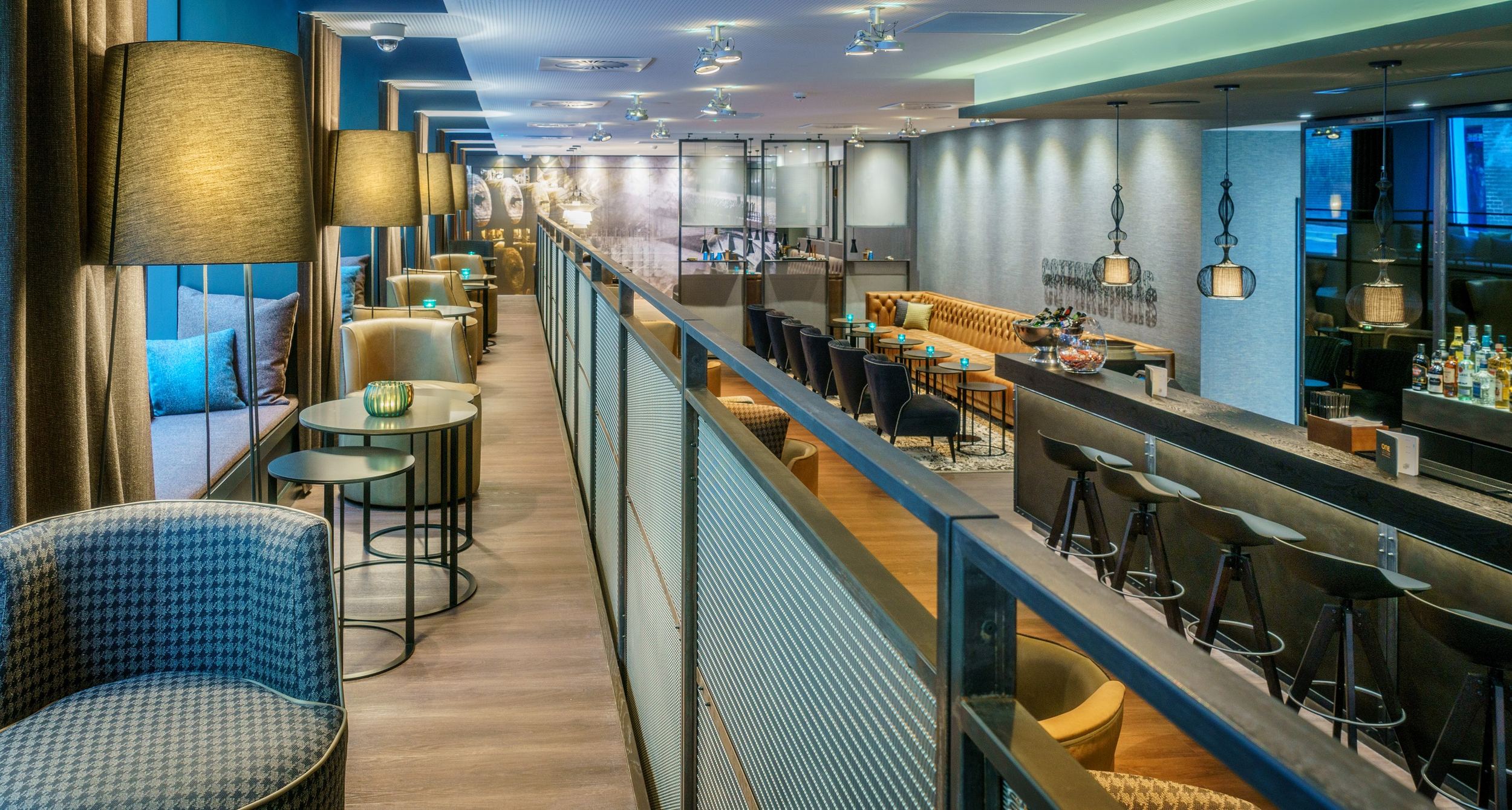 hotel Manchester Royal Exchange Motel One lounge and bar area with several seating areas