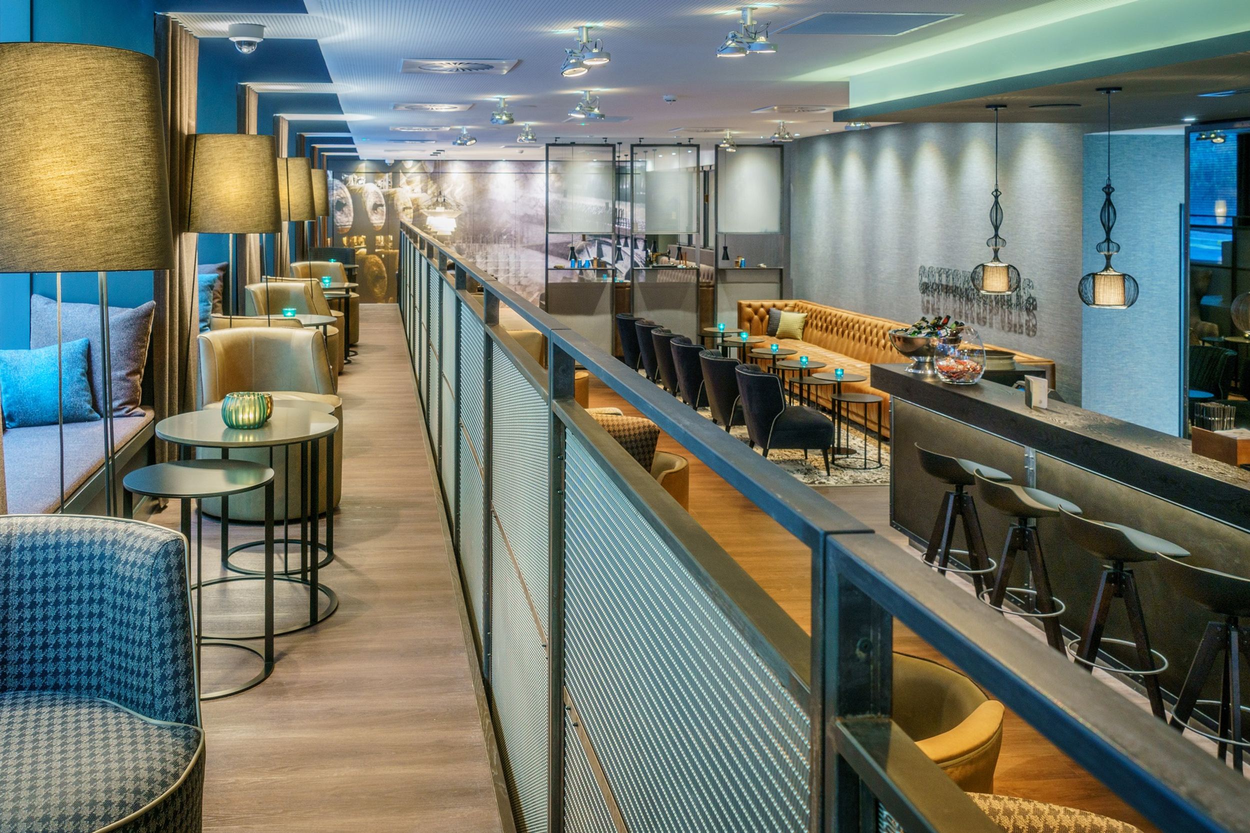 hotel Manchester Royal Exchange Motel One lounge and bar area with several seating areas