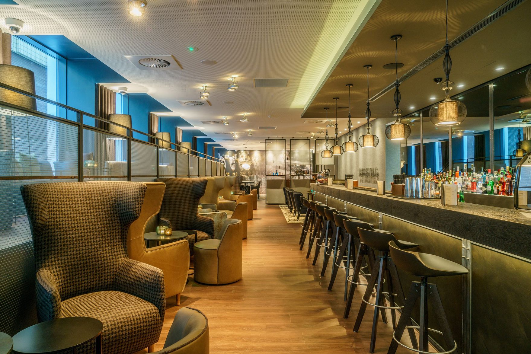 Hotel Manchester Royal Exchange Motel One lange Bar mit Barhockern am Tresen und Sesseln in der Lounge