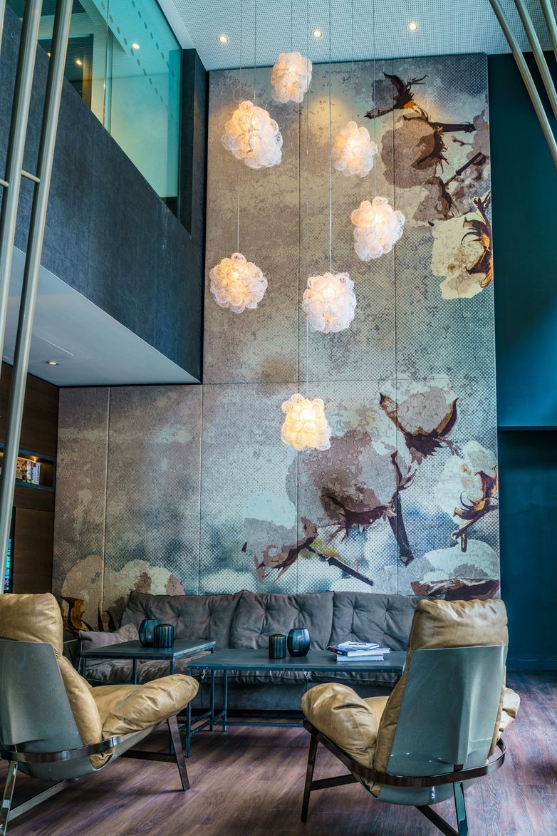 Hotel Manchester Royal Exchange Motel One heller Sitzbereich mit gemütlicher Couch sowie zwei Sesseln