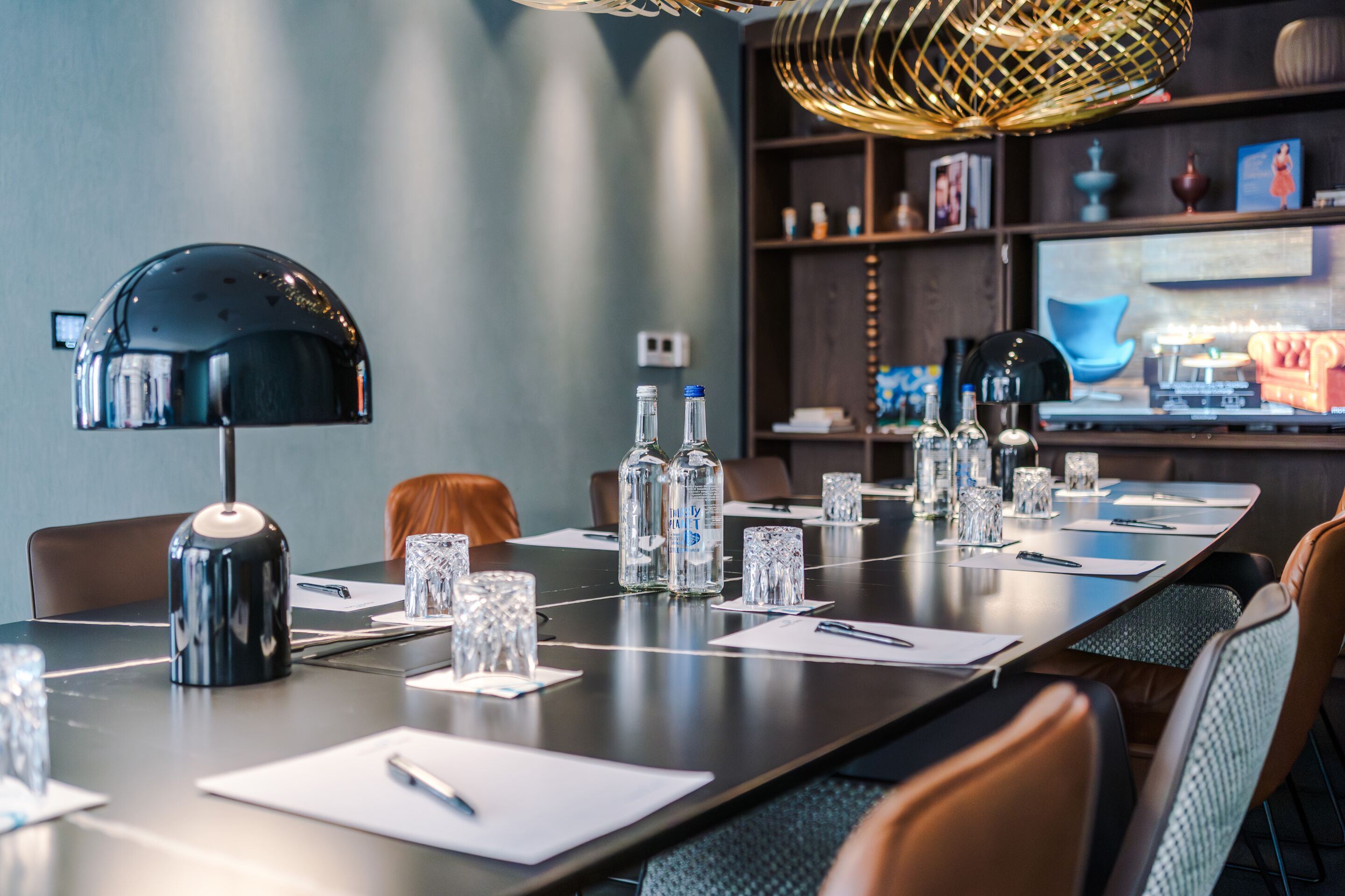 hotel Manchester Royal Exchange Motel One meeting room prepared table with pads, pens and drinks hotel Manchester Royal Exchange Motel One meeting room prepared table with pads, pens and drinks