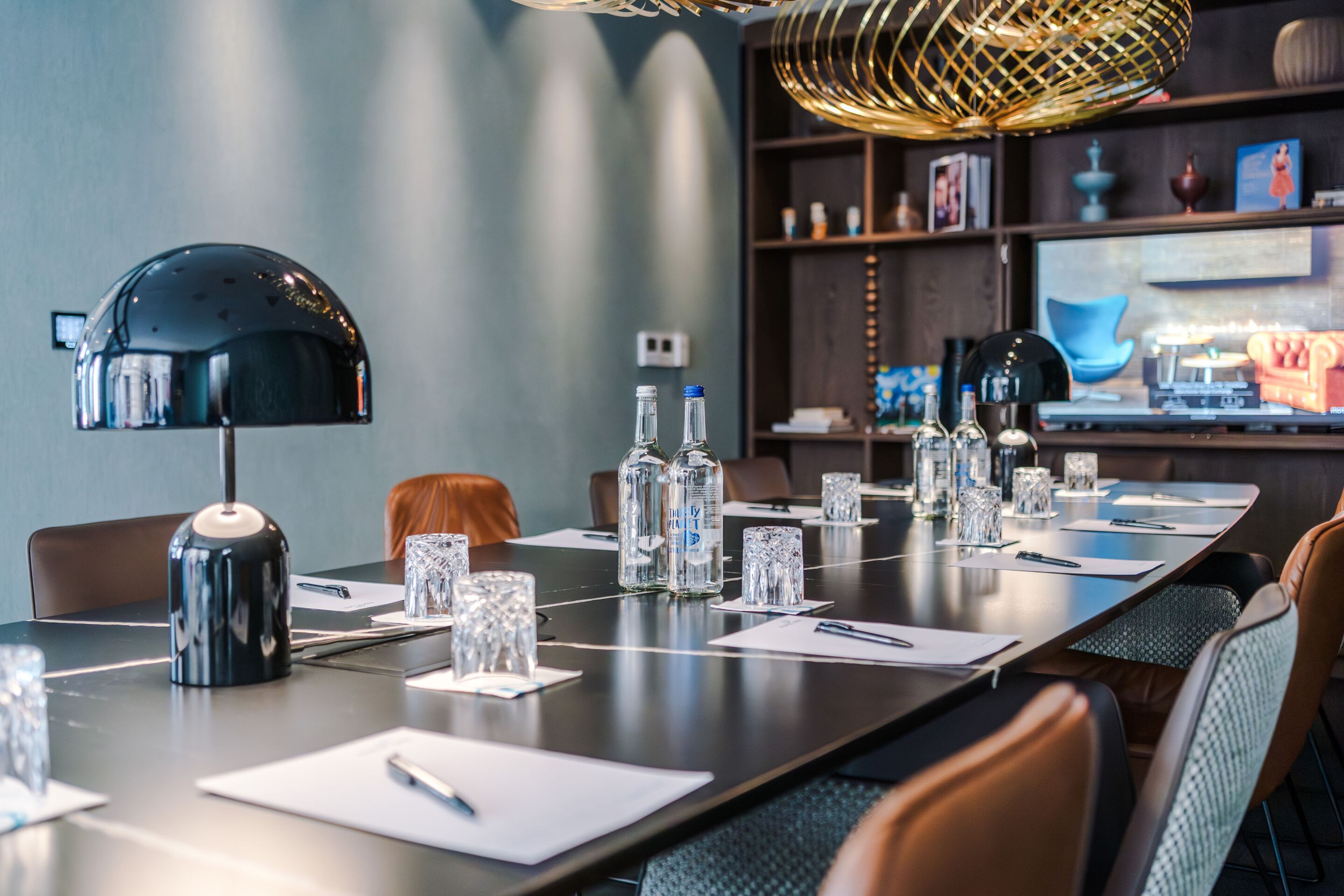 hotel Manchester Royal Exchange Motel One meeting room prepared table with pads, pens and drinks hotel Manchester Royal Exchange Motel One meeting room prepared table with pads, pens and drinks