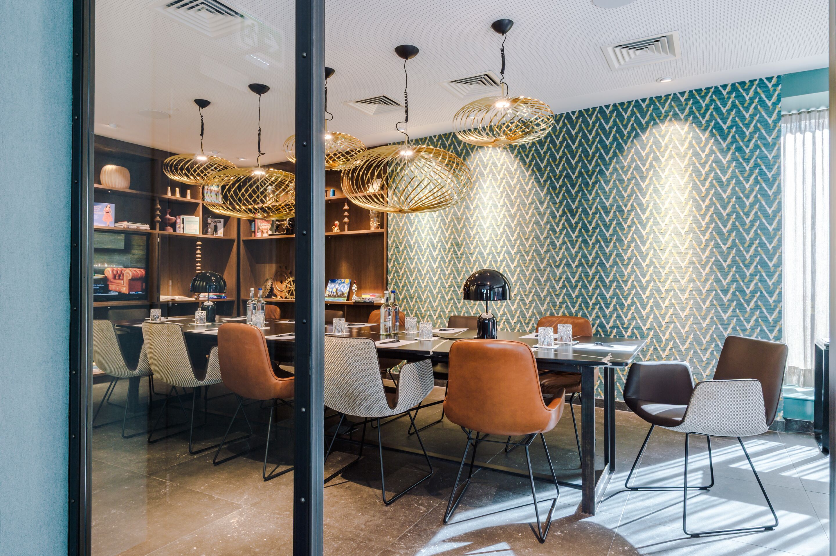 Hotel Manchester Royal Exchange Motel One Blick durch Glasfront in Meetingraum mit Tisch und Stühlen
