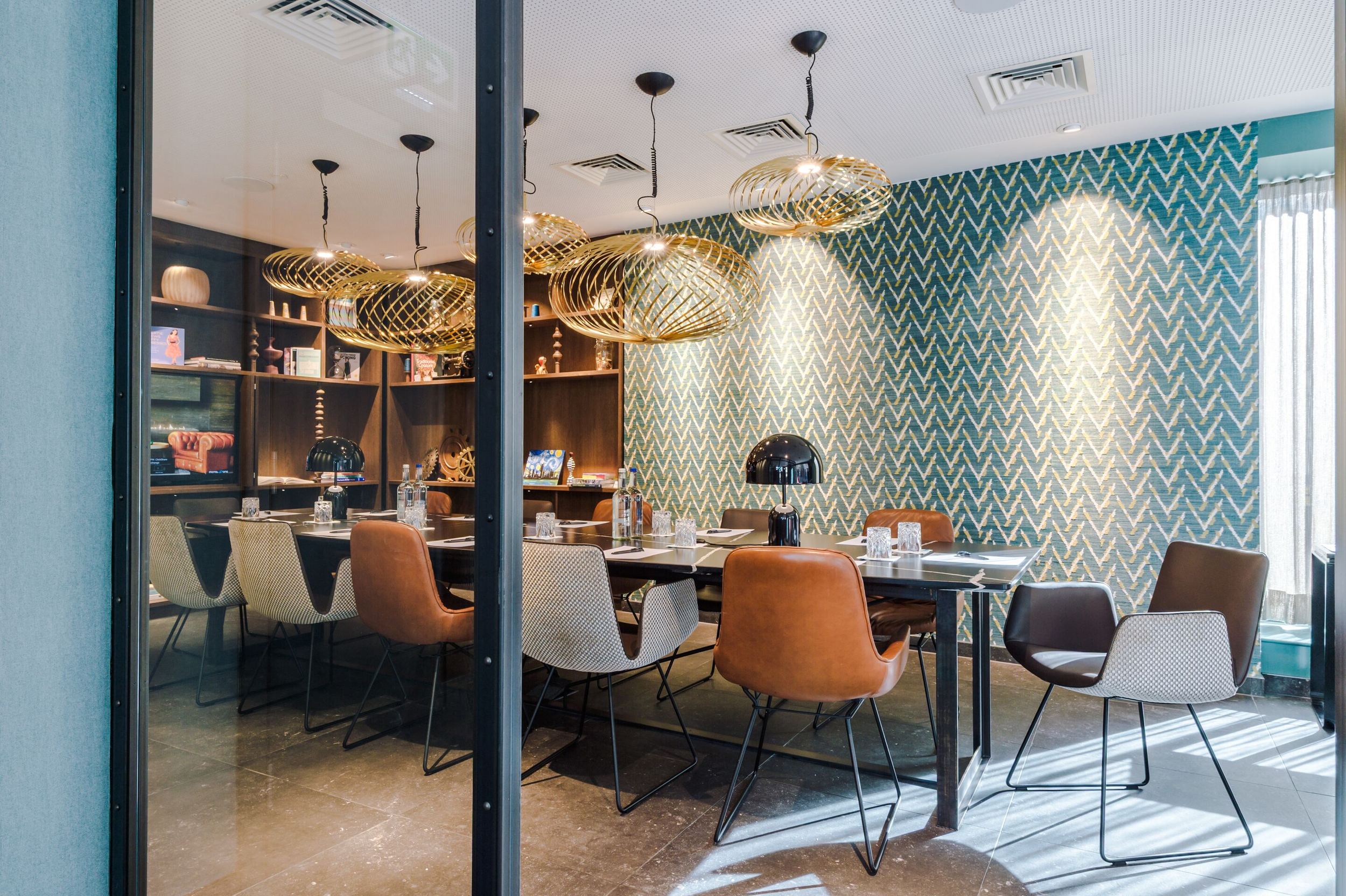 hotel Manchester Royal Exchange Motel One view through glass front into meeting room with table and chairs