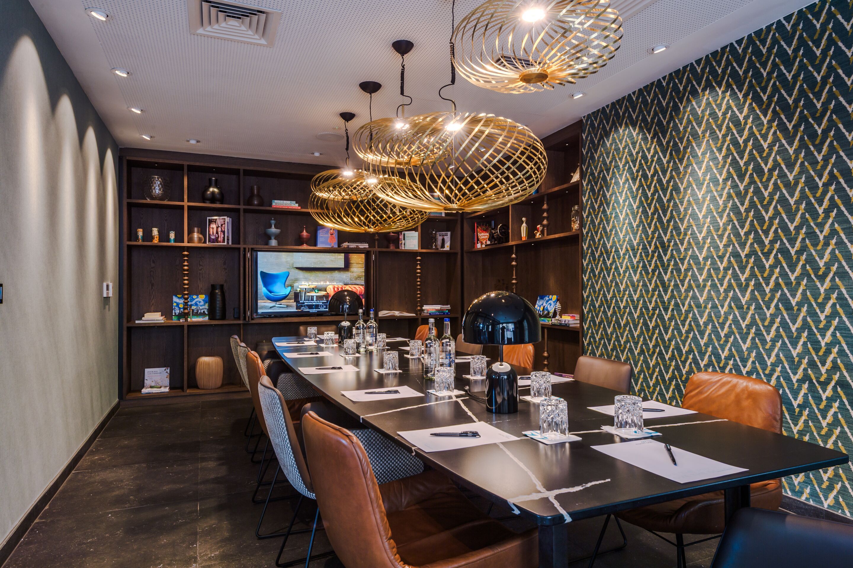 Designhotel Manchester Royal Exchange Motel One Meetingraum mit langem Tisch und Fernseher