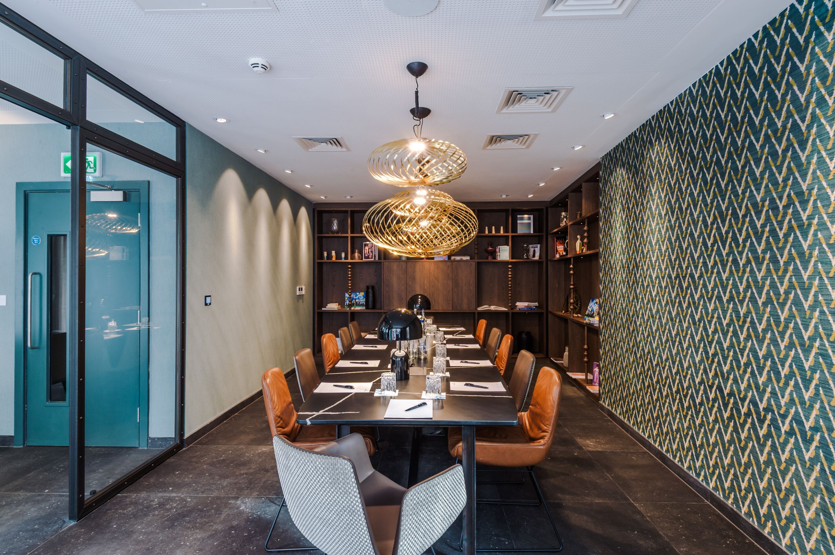 Hotel Manchester Royal Exchange Motel One Blick in hellen Meetingraum mit großem Tisch in der Mitte des Raumes