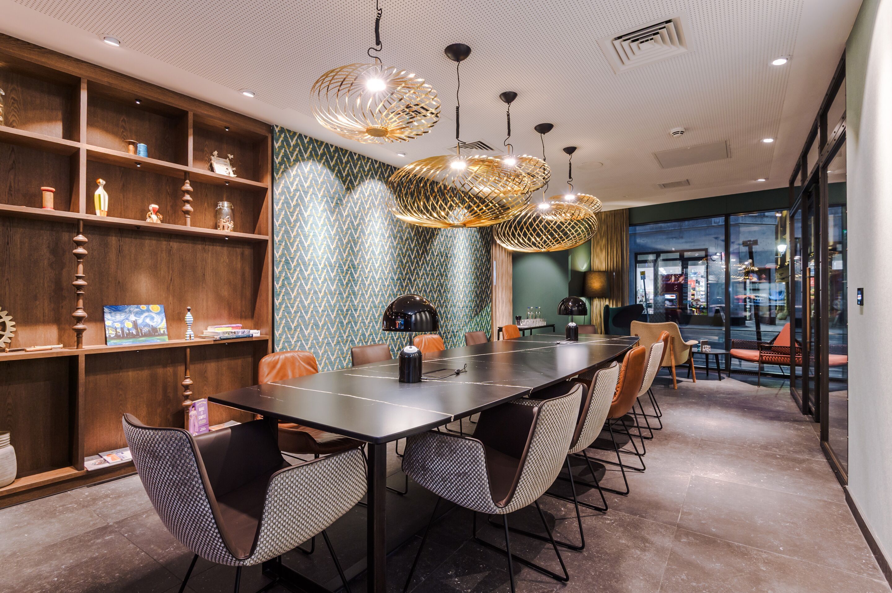 Designhotel Manchester Royal Exchange Motel One Blick in Meetingraum bei Abend