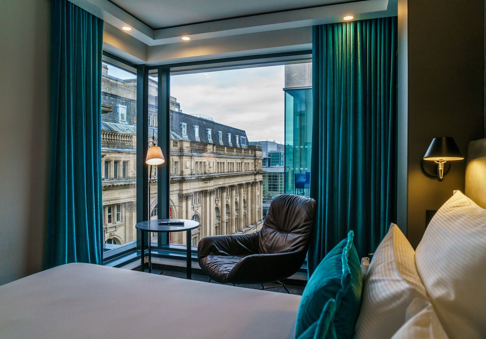 Designhotel Manchester Royal Exchange Motel One Zimmer mit Sessel und bodentiefem Fenster mit Aussicht