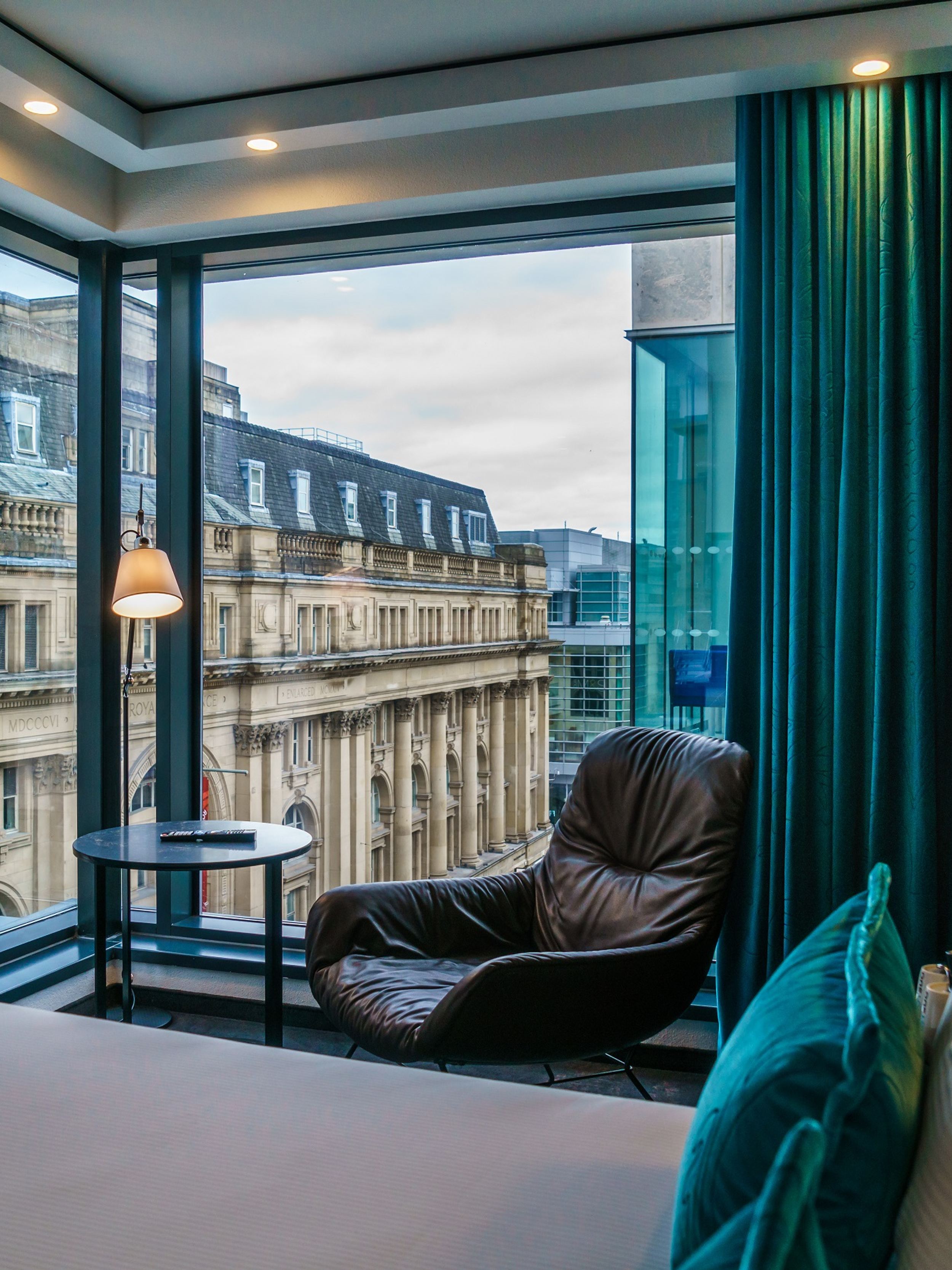 designhotel Manchester Royal Exchange Motel One room with armchair and floor-to-ceiling window with a view