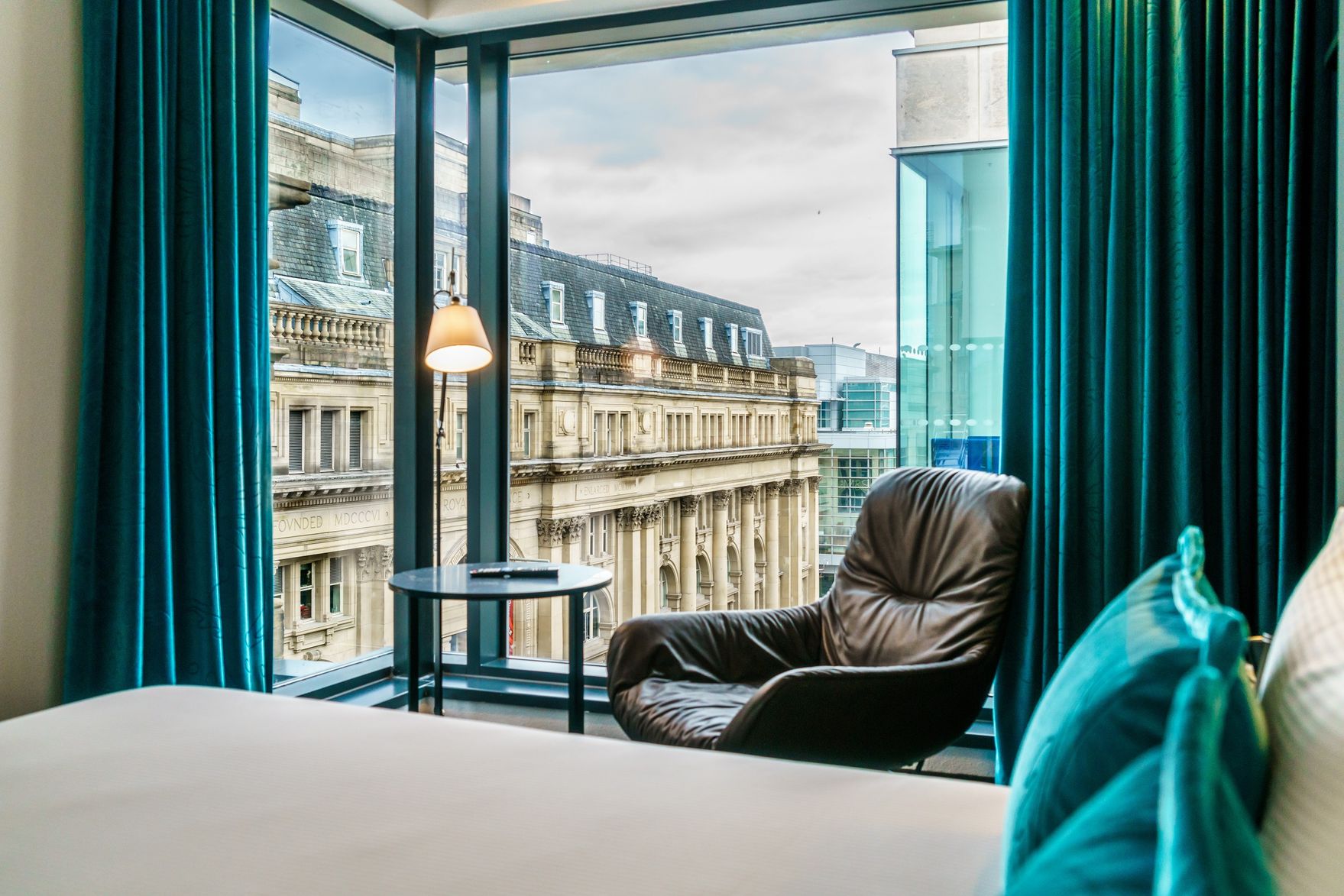 Designhotel Manchester Royal Exchange Motel One Zimmer mit großer Fensterfront und komfortablem Bett