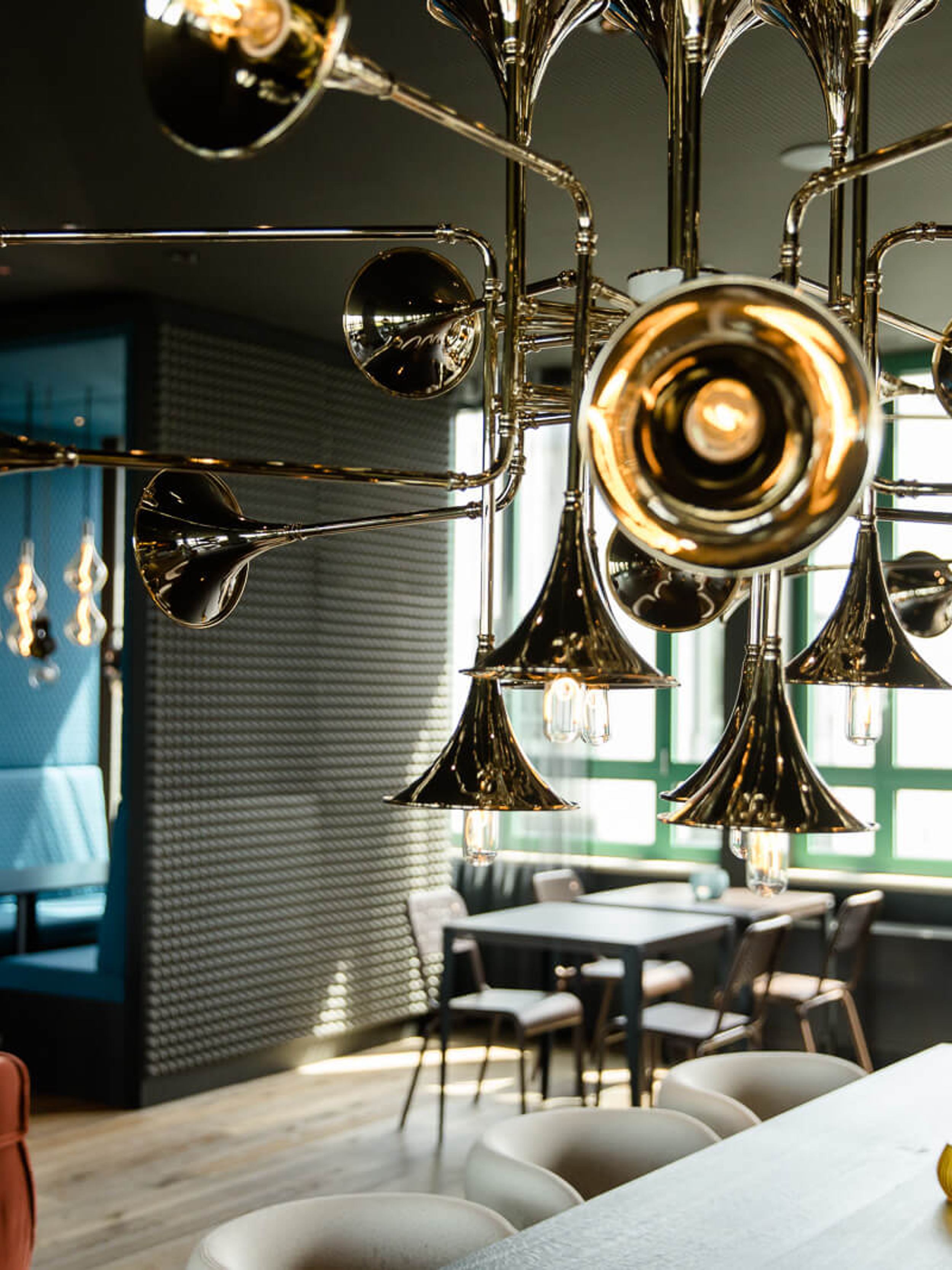 Hotel Mannheim Motel One Lounge mit Sitzgelegenheiten und Trompetenlampe