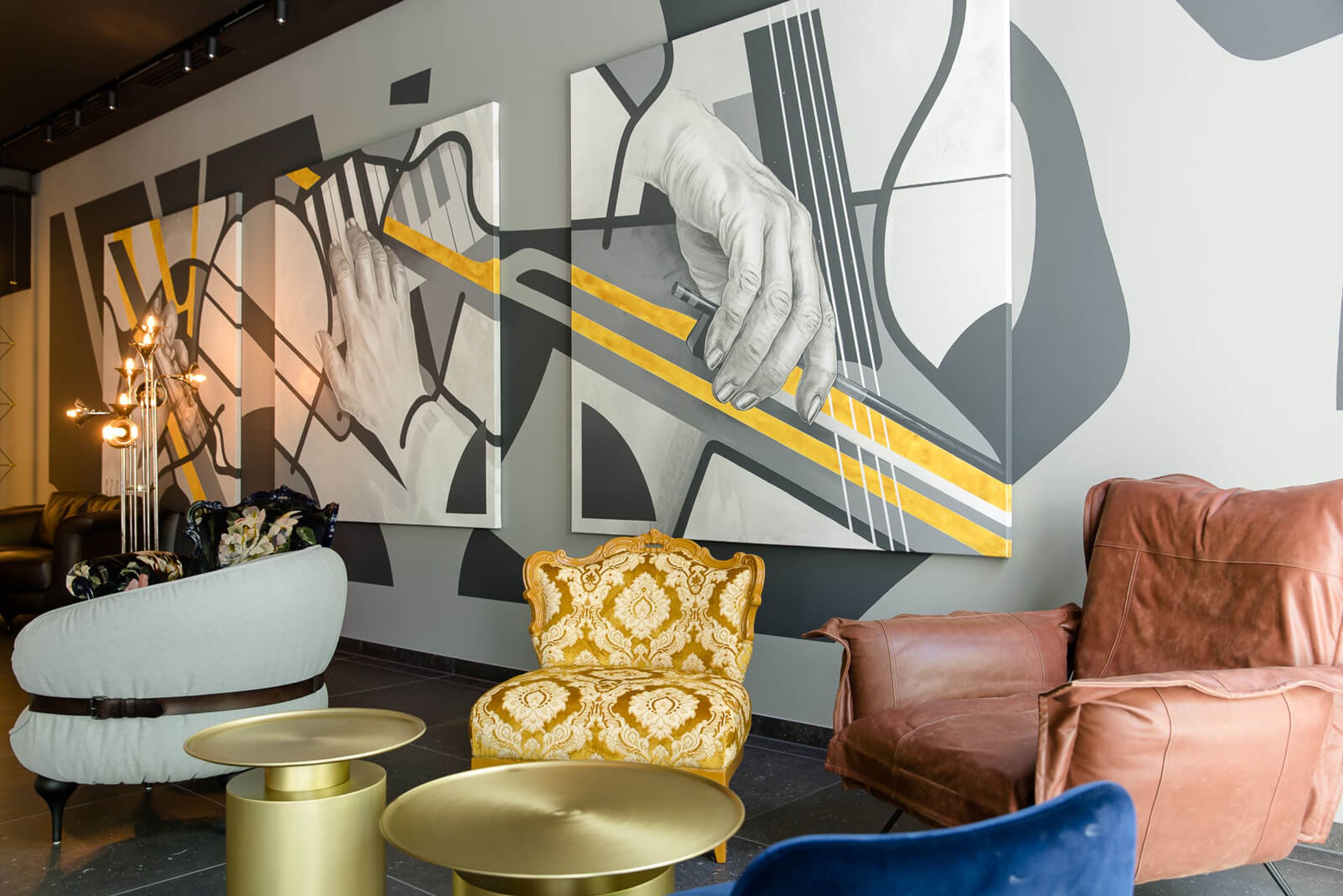 Hotel Mannheim Motel One Lounge mit mehreren Sesseln in unterschiedlichen Farben