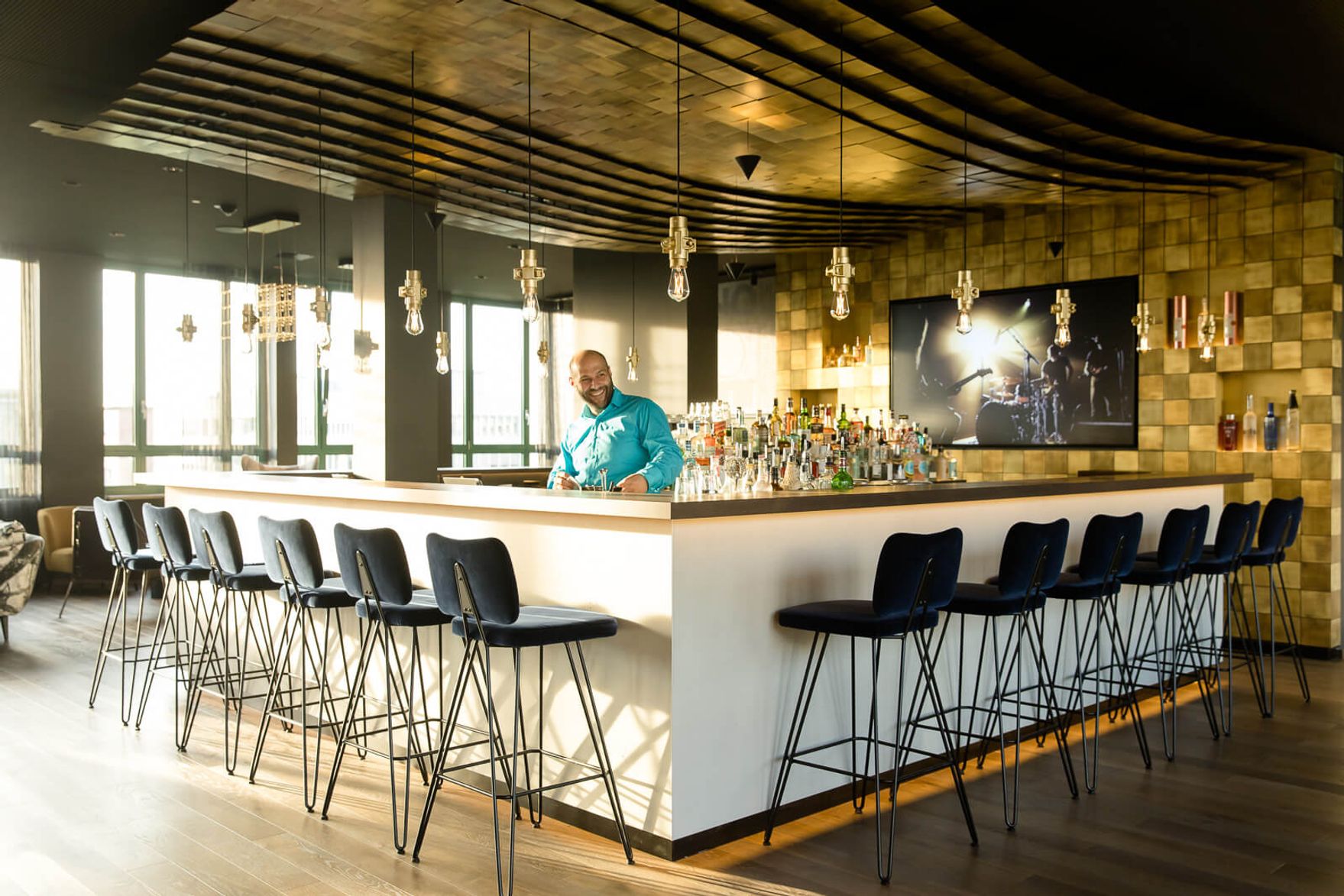hotel Mannheim Motel One bar with bartender and several bar stools