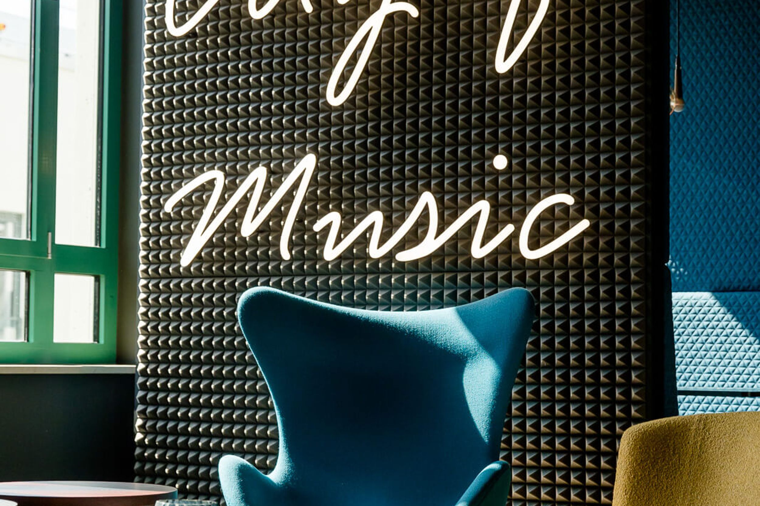 Hotel Mannheim Motel One Lounge Egg Chair und Schriftzug City of Music an der Wand