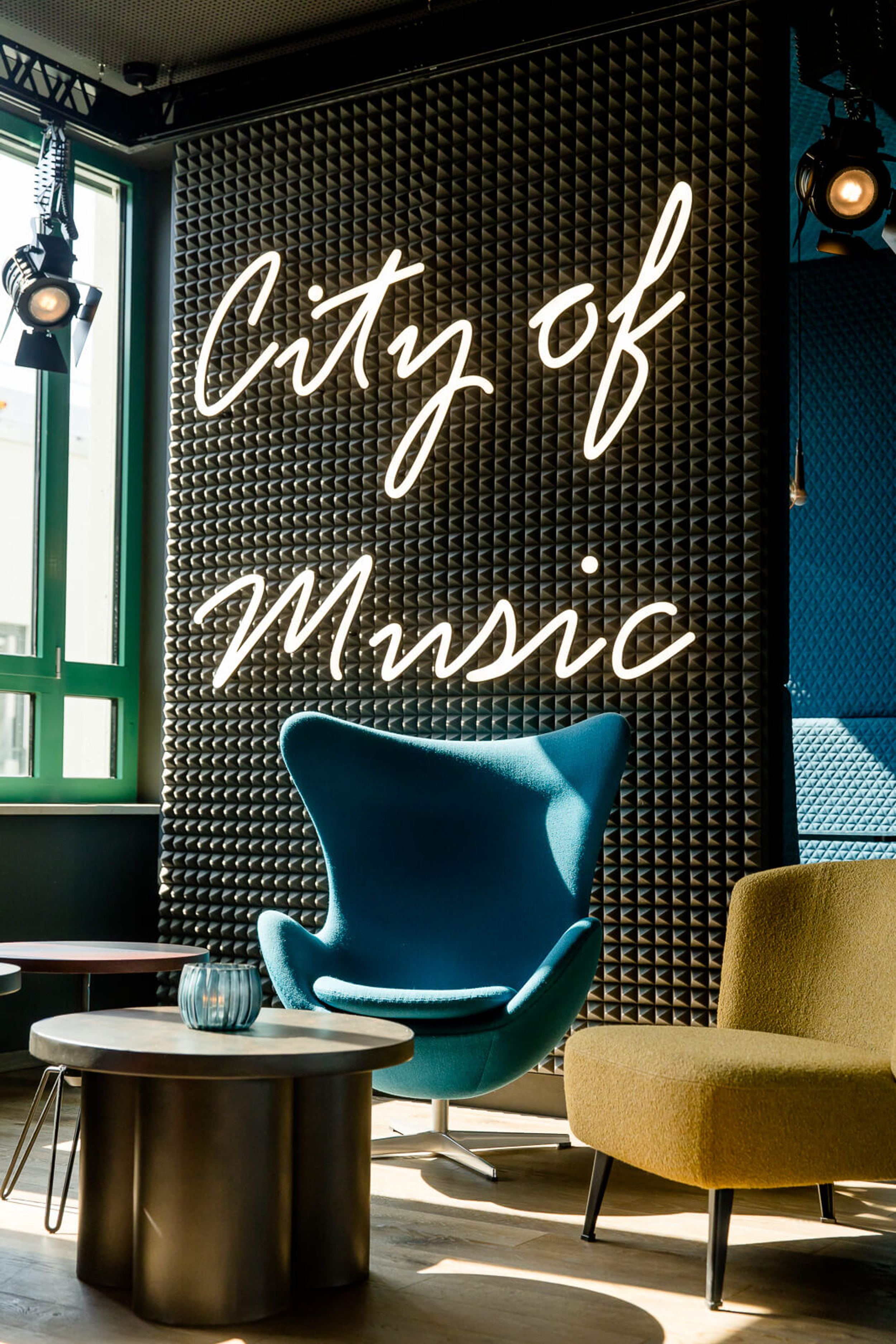 Hotel Mannheim Motel One Lounge Egg Chair und Schriftzug City of Music an der Wand