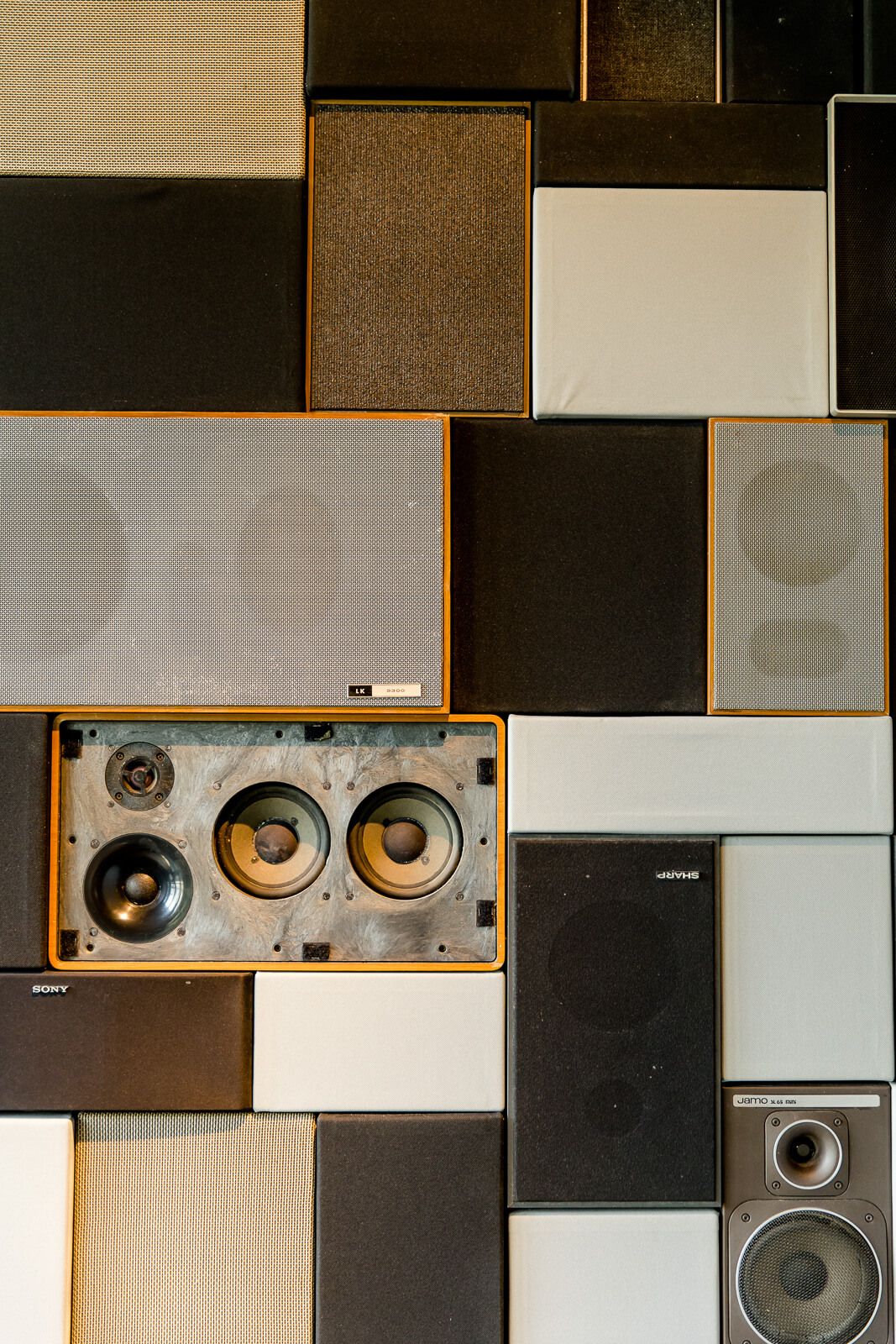 Hotel Mannheim Motel One mehrere Boxen an der Wand