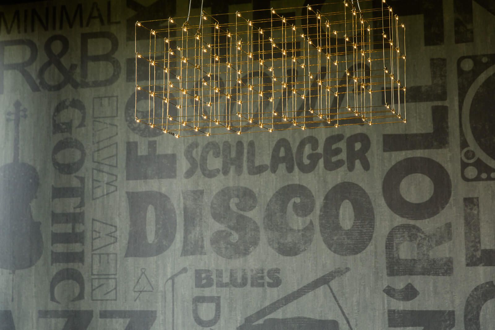 Hotel Mannheim Motel One Designerlampe an der Decke und Wandschrift