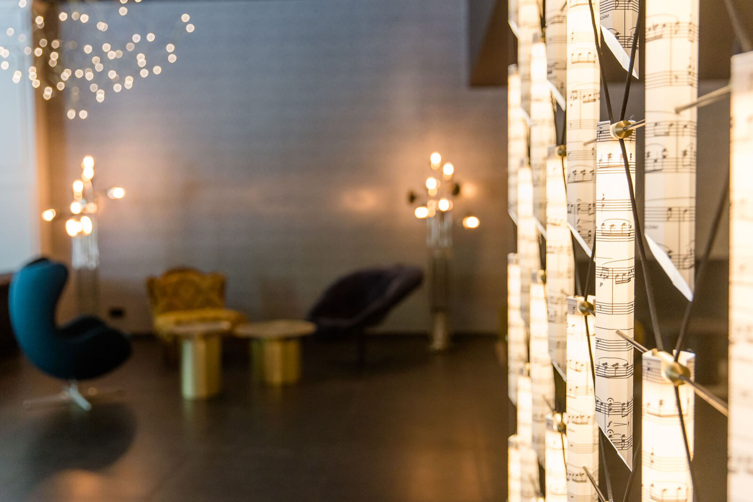 Hotel Mannheim Motel One Lounge mit Sesseln sowie Fokus auf Notenblätter als Dekoration