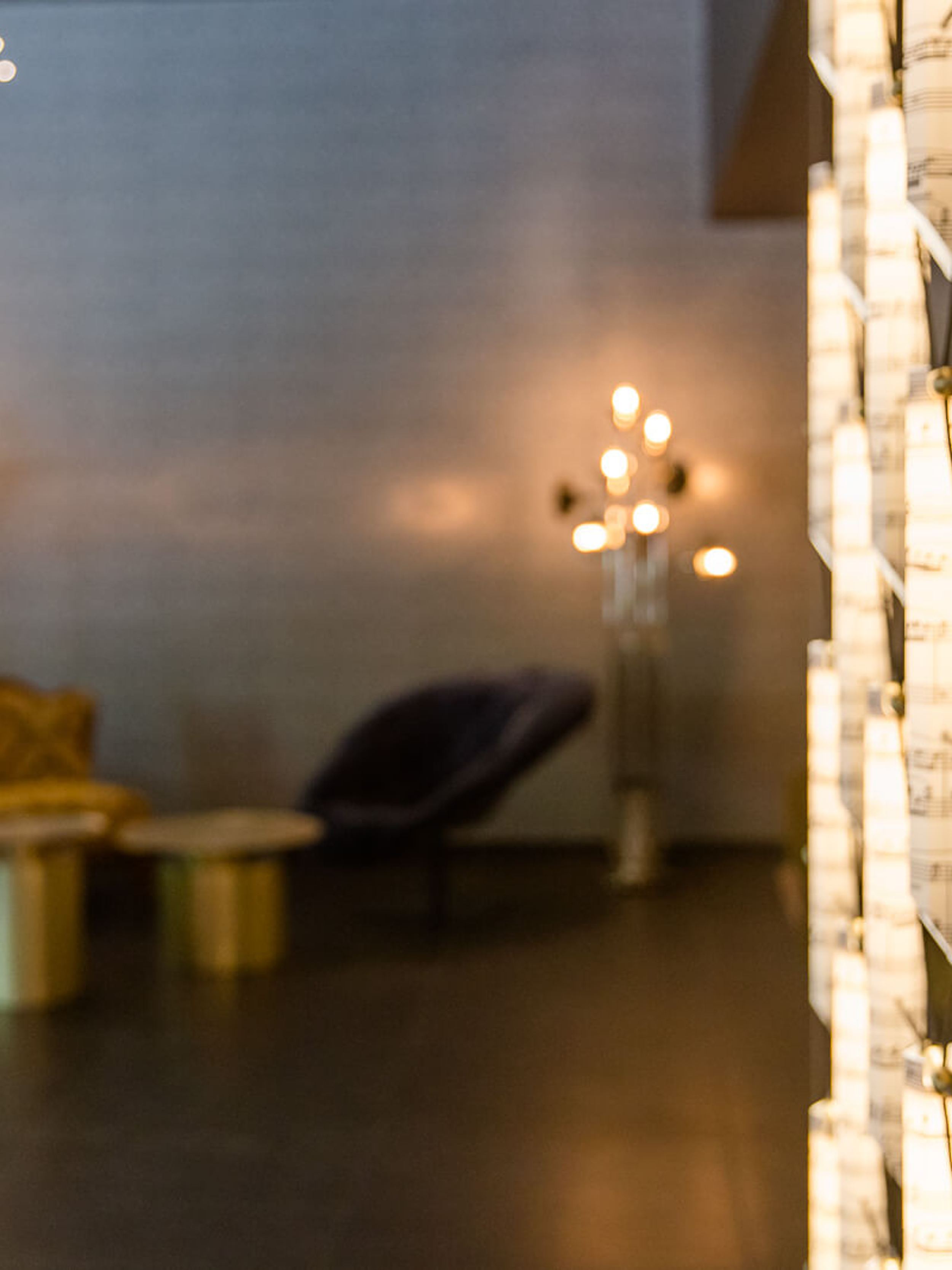 Hotel Mannheim Motel One Lounge mit Sesseln sowie Fokus auf Notenblätter als Dekoration