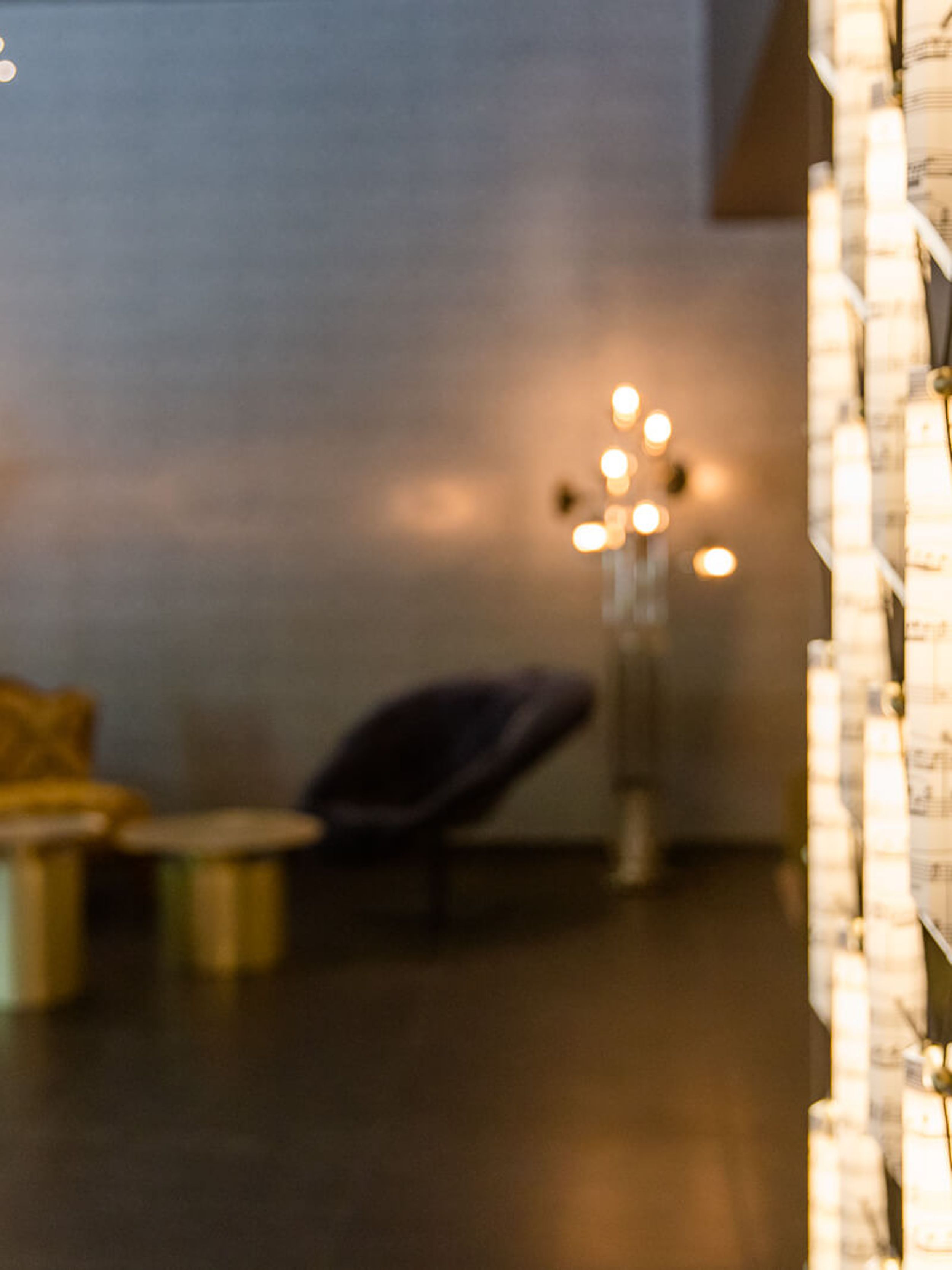 Hotel Mannheim Motel One Lounge mit Sesseln sowie Fokus auf Notenblätter als Dekoration
