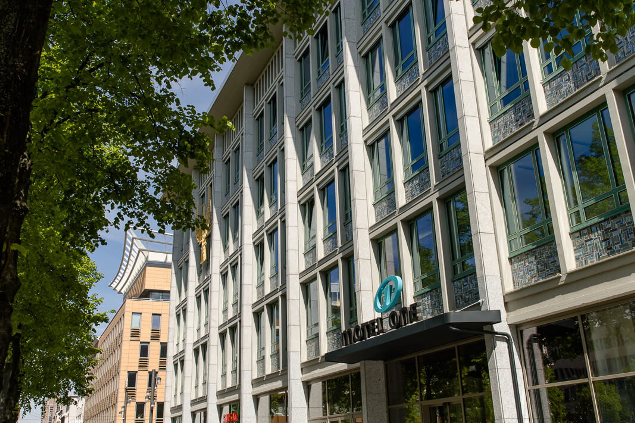 Hotel Mannheim Motel One Fassade und Logo