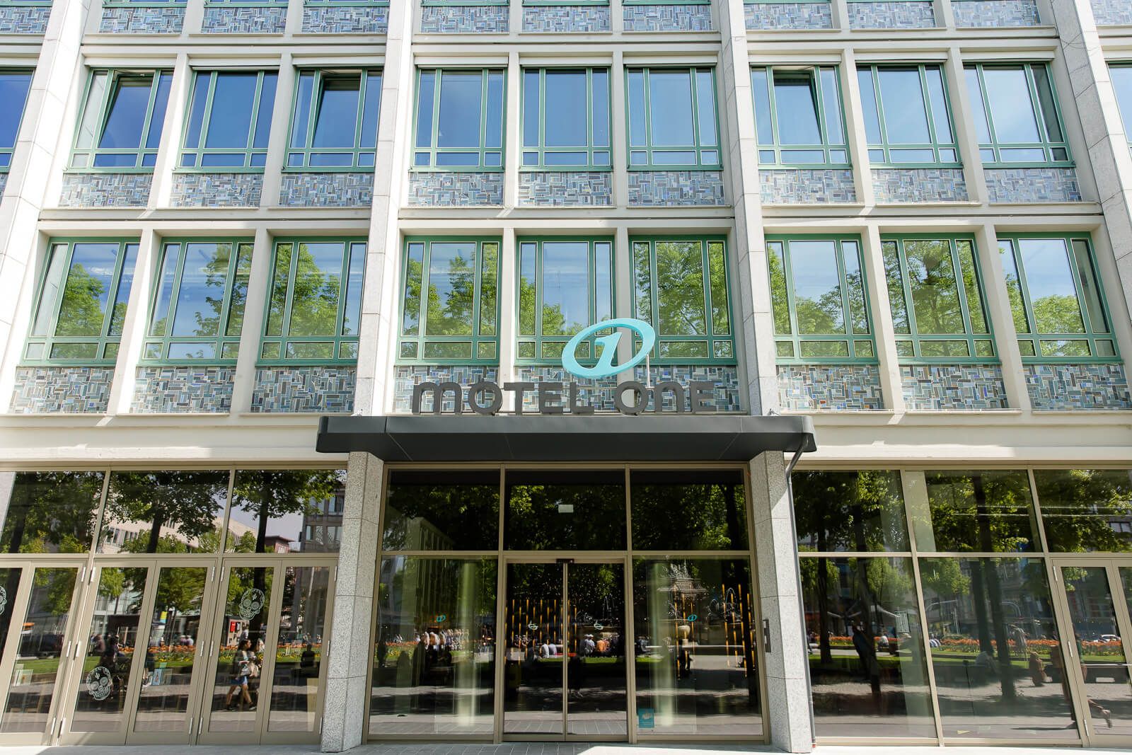 Hotel Mannheim Motel One Außenansicht des Gebäudes mit Logo