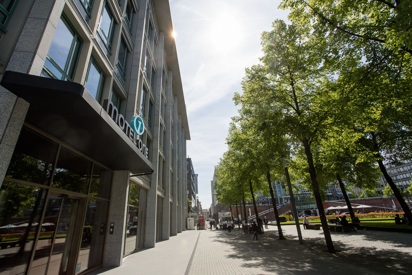 Designhotel Mannheim Motel One seitlicher Blick auf Gebäude