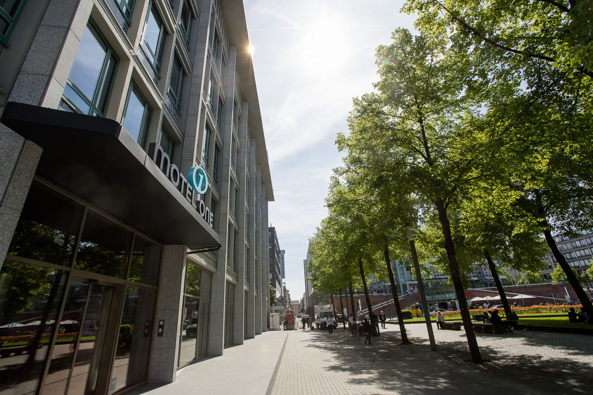 Designhotel Mannheim Motel One seitlicher Blick auf Gebäude