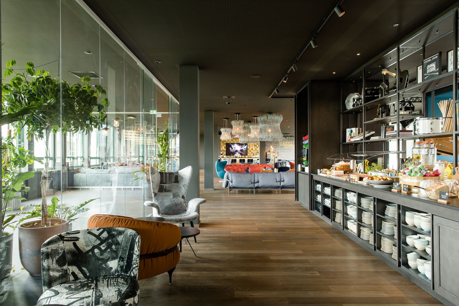 hotel Mannheim Motel One breakfast buffet and several seating areas in a bright lounge