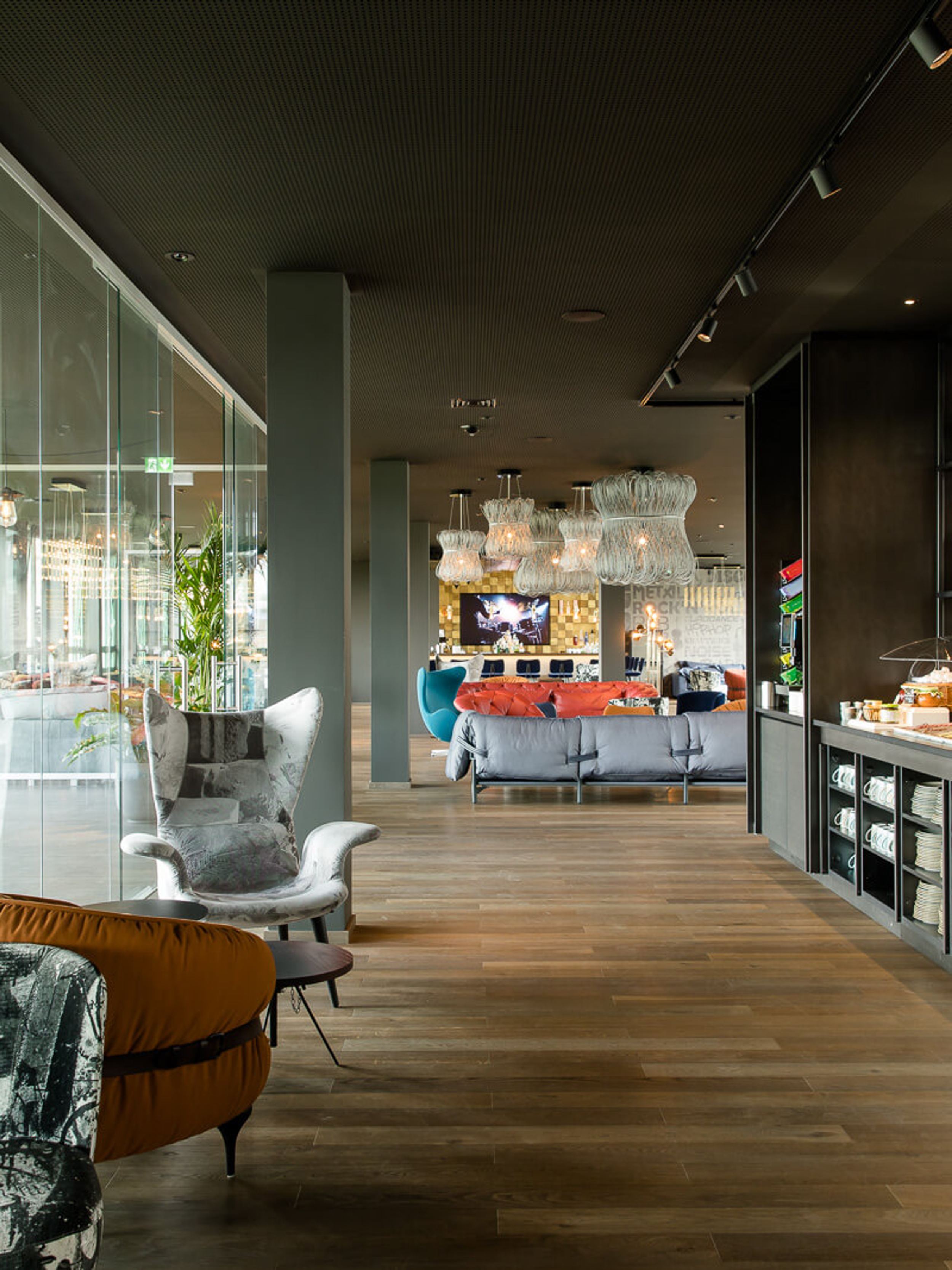 Hotel Mannheim Motel One Frühstück Buffet und mehrere Sitzgelegenheiten in heller Lounge