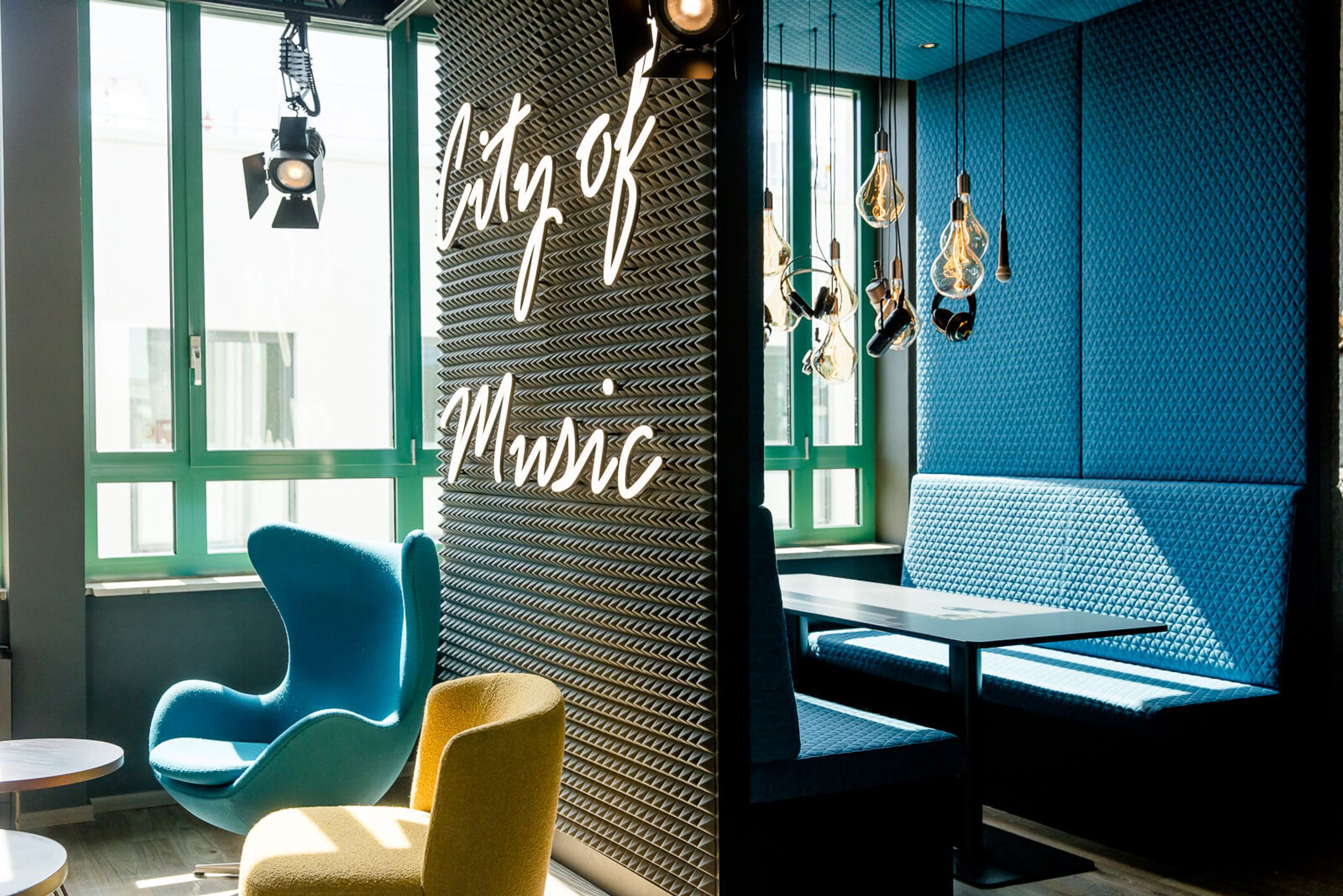 Hotel Mannheim Motel One Lounge mit Sonnenlicht und Sitzgelegenheiten sowie Egg Chair