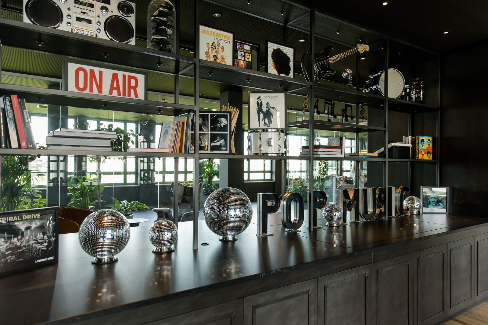 Hotel Mannheim Motel One Blick in offenes Regal mit musikbezogener Dekoration