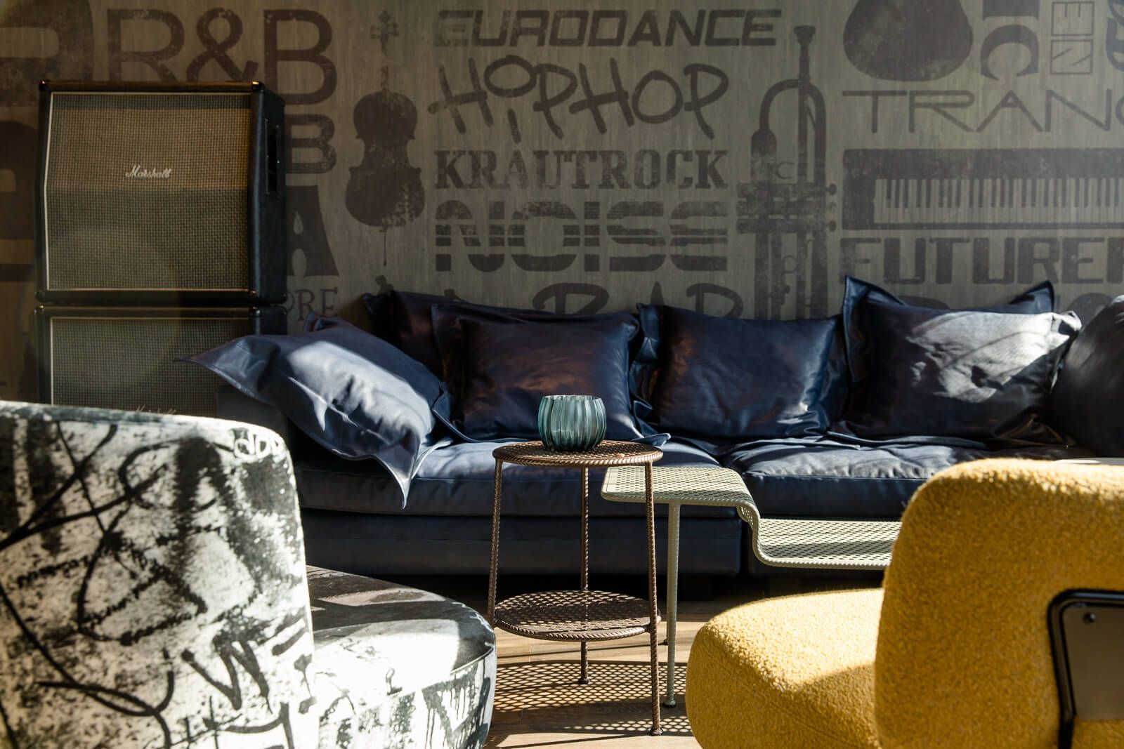 Hotel Mannheim Motel One Couch und Sessel in lichtdurchfluteter Lounge