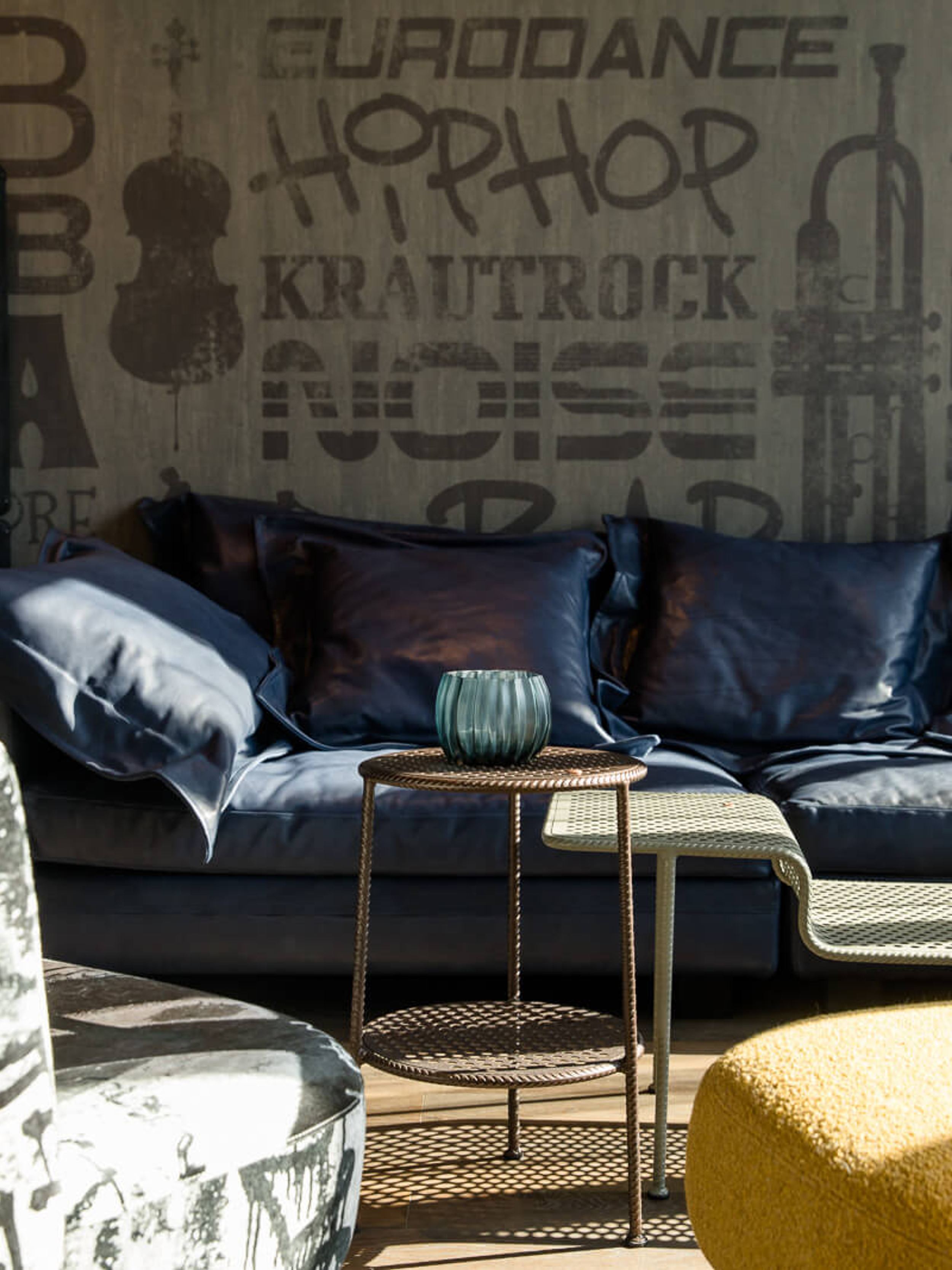 Hotel Mannheim Motel One Couch und Sessel in lichtdurchfluteter Lounge