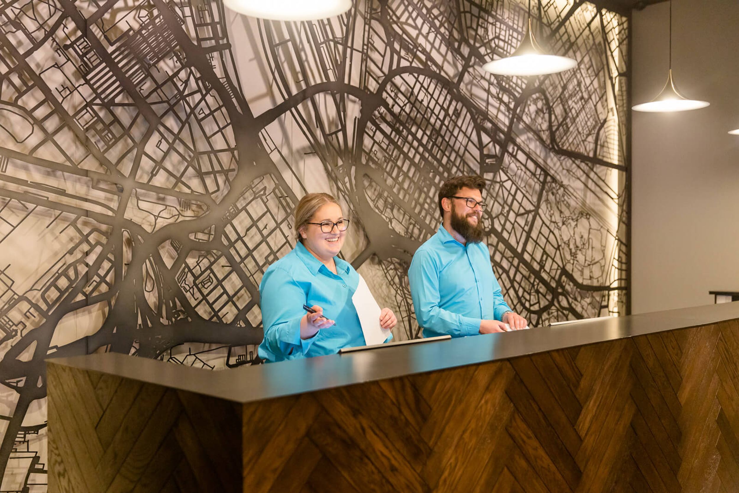 Designhotel Mannheim Motel One Rezeption mit zwei Mitarbeitenden