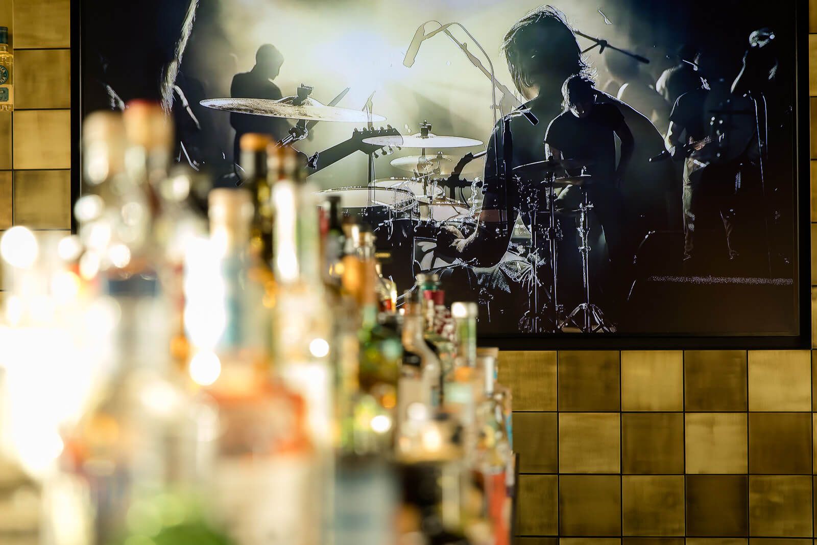 Hotel Mannheim Motel One Bar mit Fokus auf Fernseher, auf dem Schlagzeuger zu sehen sind