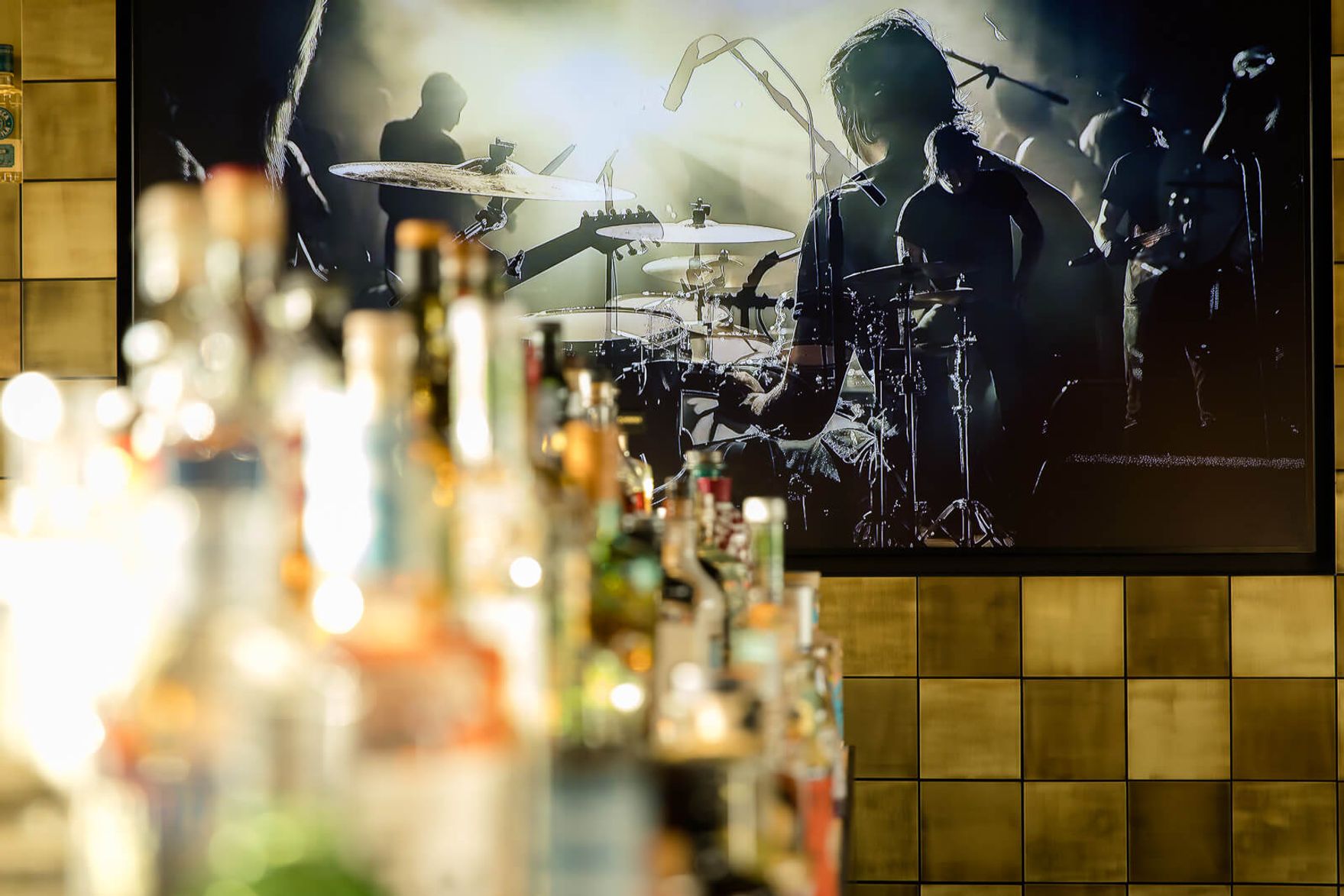 hotel Mannheim Motel One bar with focus on TV, on which drummers can be seen